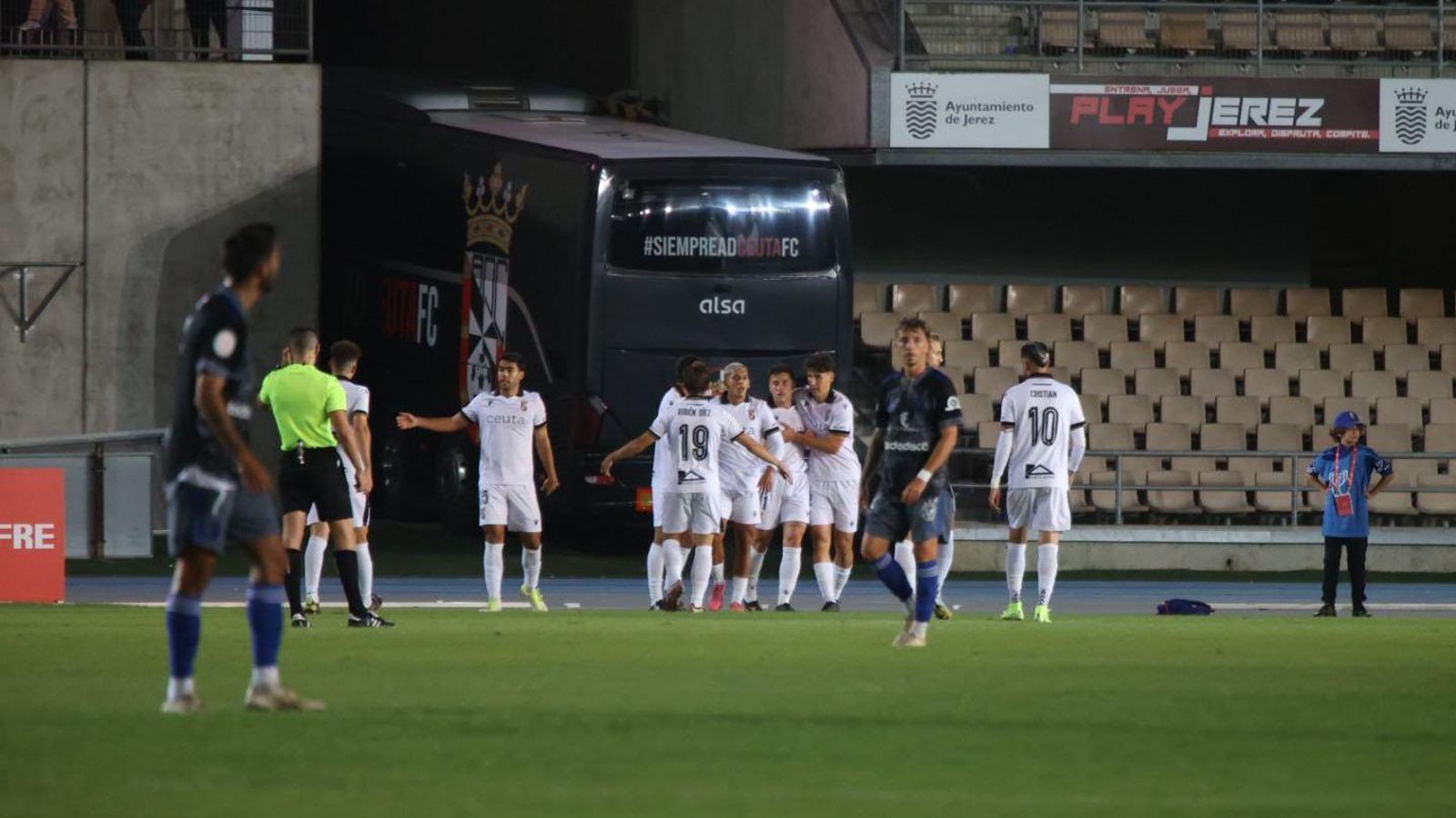 Aquino es abrazado por sus compañeros tras anotar el 0-1. Aquino es abrazado por sus compañeros tras anotar el 0-1.