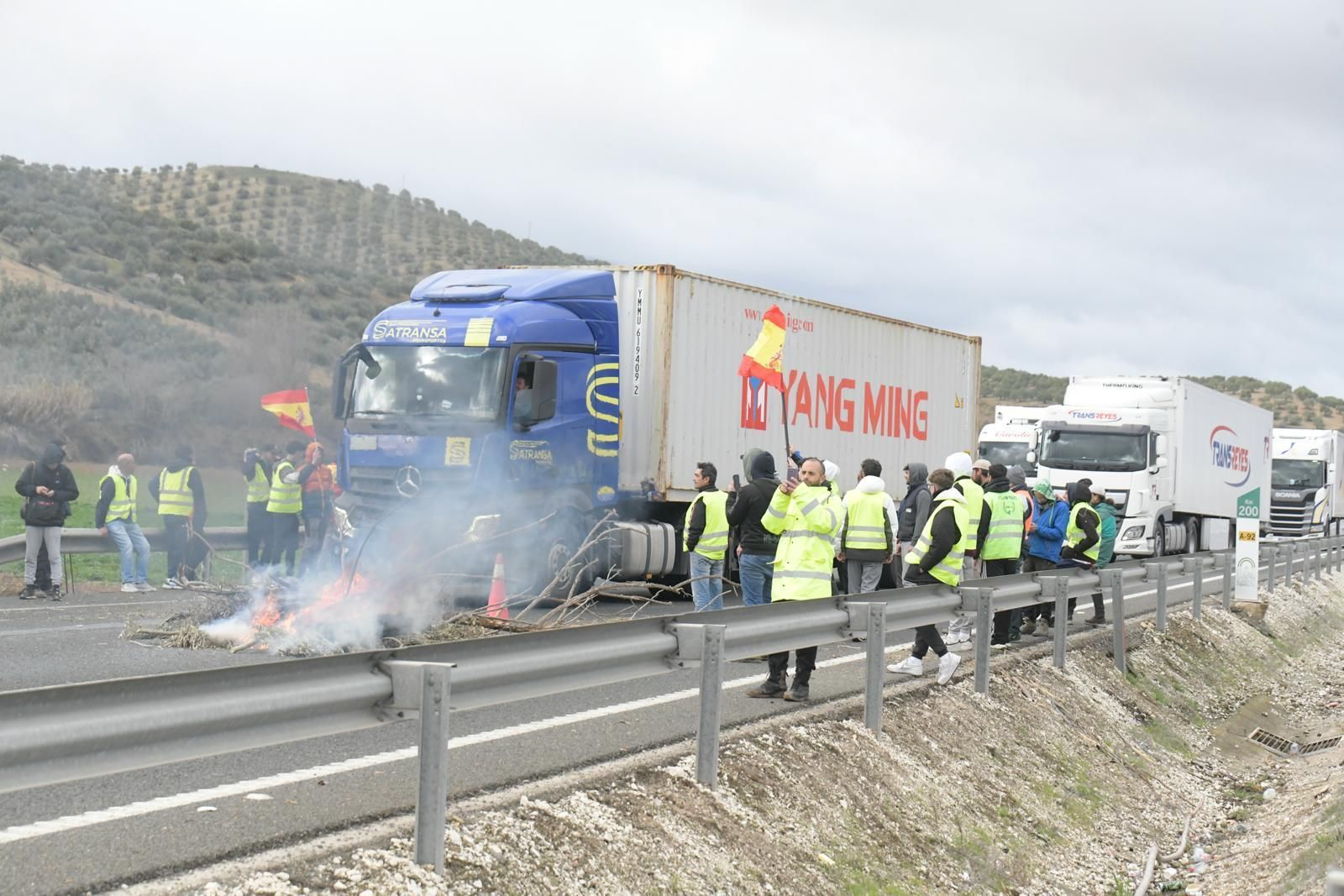 Protestas de los agricultores en Granada: fotos del corte de la A-92 este sábado