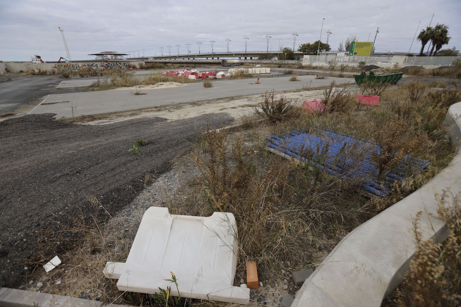 Terrenos que serán rehabilitados con la vía intermodal que proyecta el Puerto de Huelva junto al puente Sifón, actualmente en obras.
