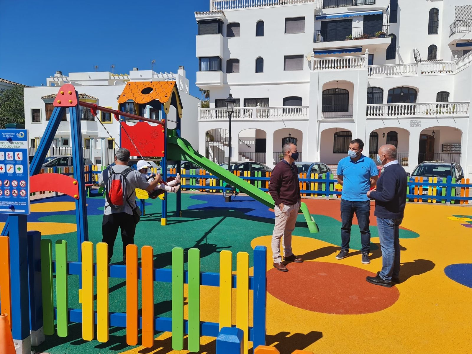El alcalde, Mario Jiménez (1º D.), visita las nuevas atracciones lúdicas.