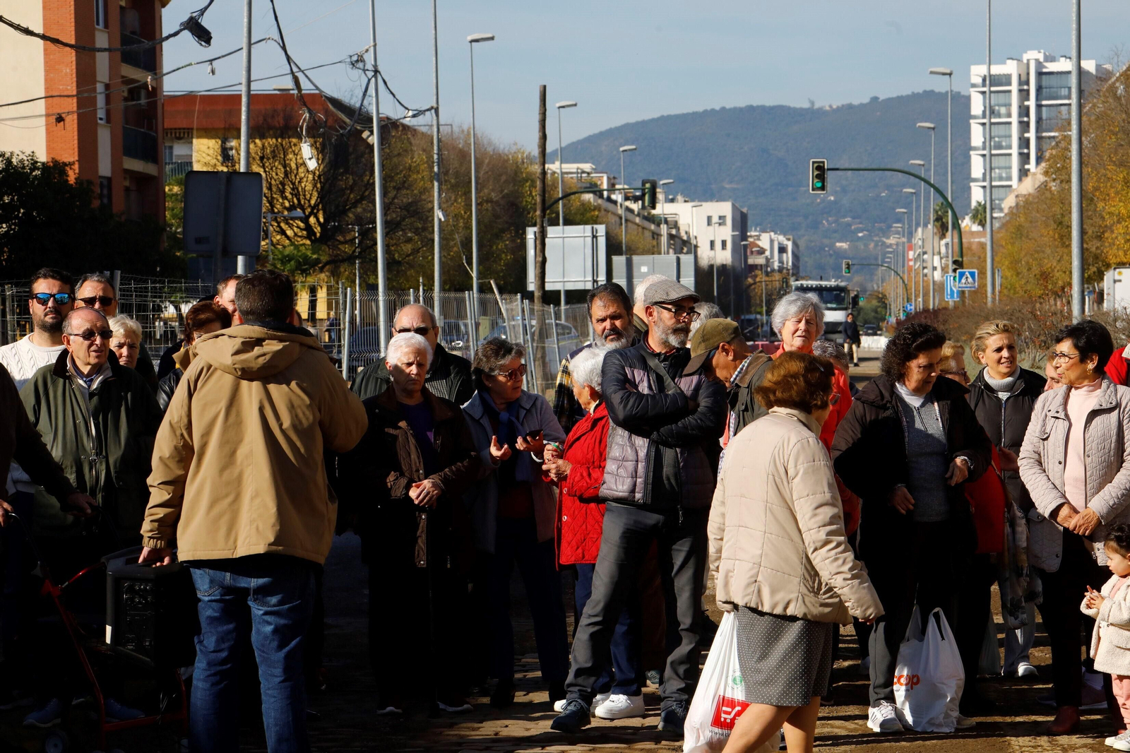 Los vecinos de carretera Trassierra vuelven a protestar por el retraso de las obras y la falta de accesibilidad, en imágenes
