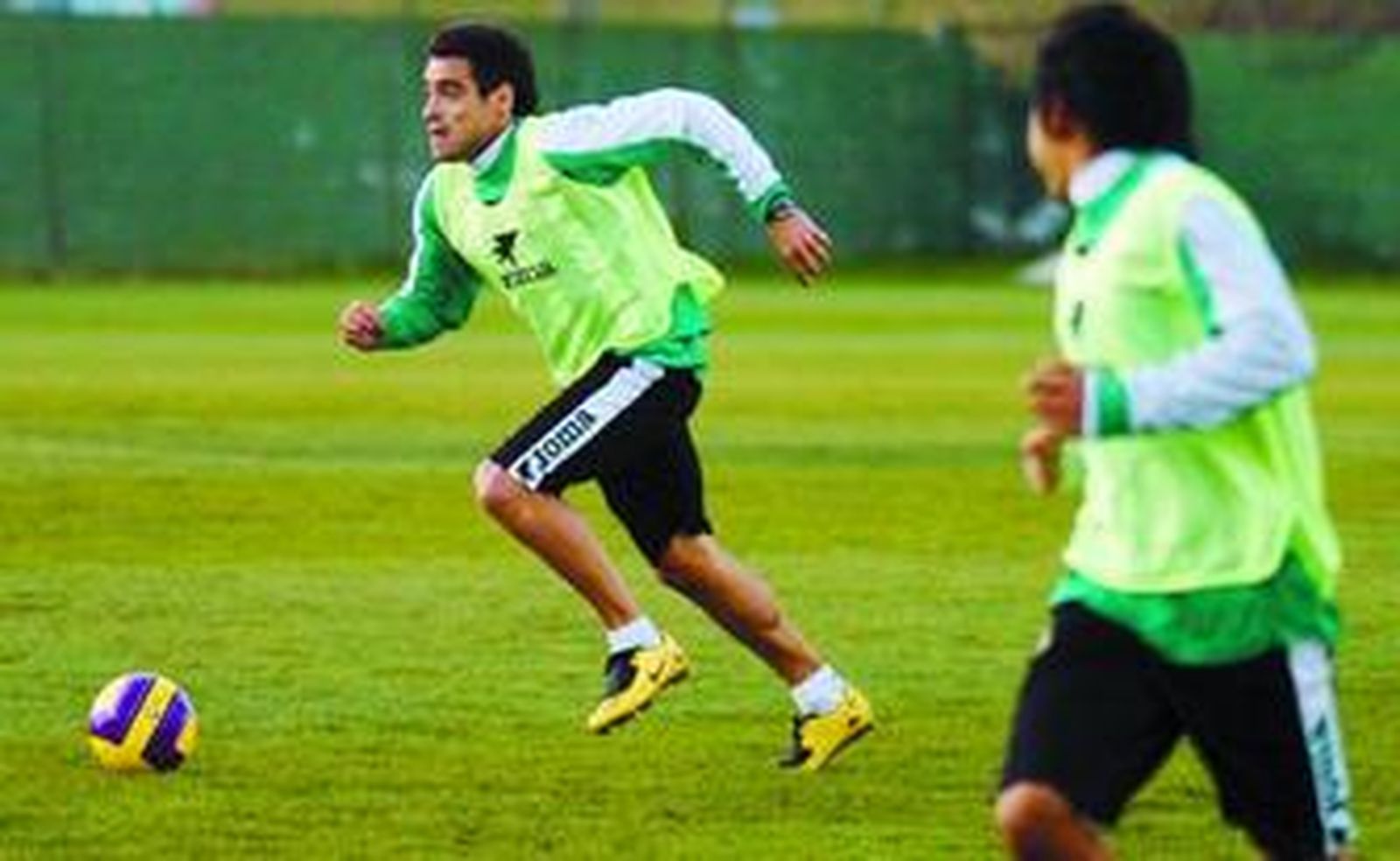 Duscher avanza con el balón en un entrenamiento del Racing.