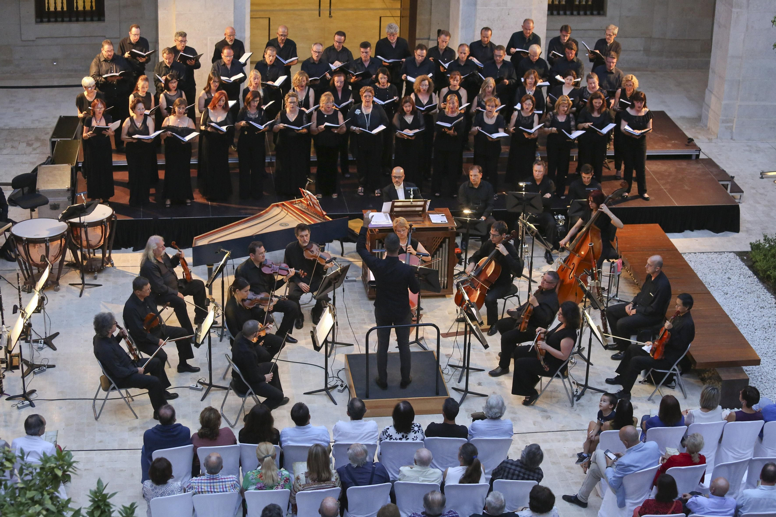 Concierto de la Coral Cármina Nova y la Orquesta Filarmónica de Málaga, ayer, en el patio del Museo de Málaga.