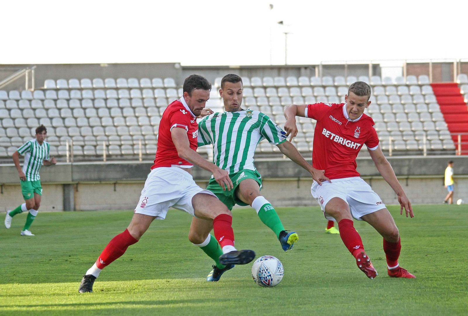 El amistoso Real Betis-Nottingham Forest, en imágenes