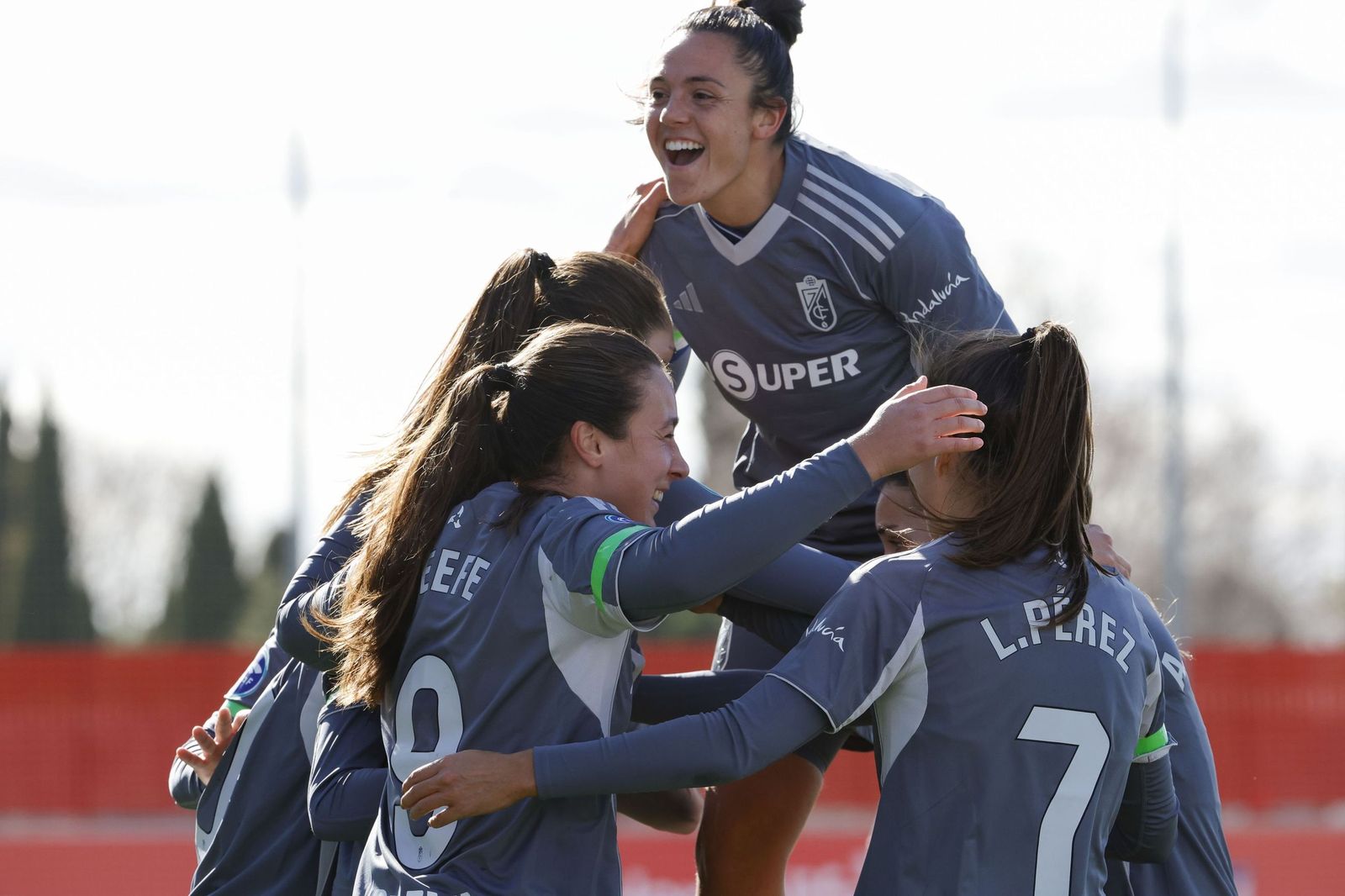 Las jugadoras del Granada Femenino celebrando el tanto del empate.