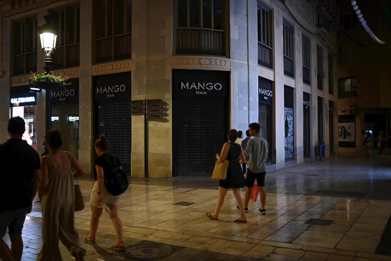 La Málaga apagada: Fotos de la penumbra por el Plan de Ahorro Energético