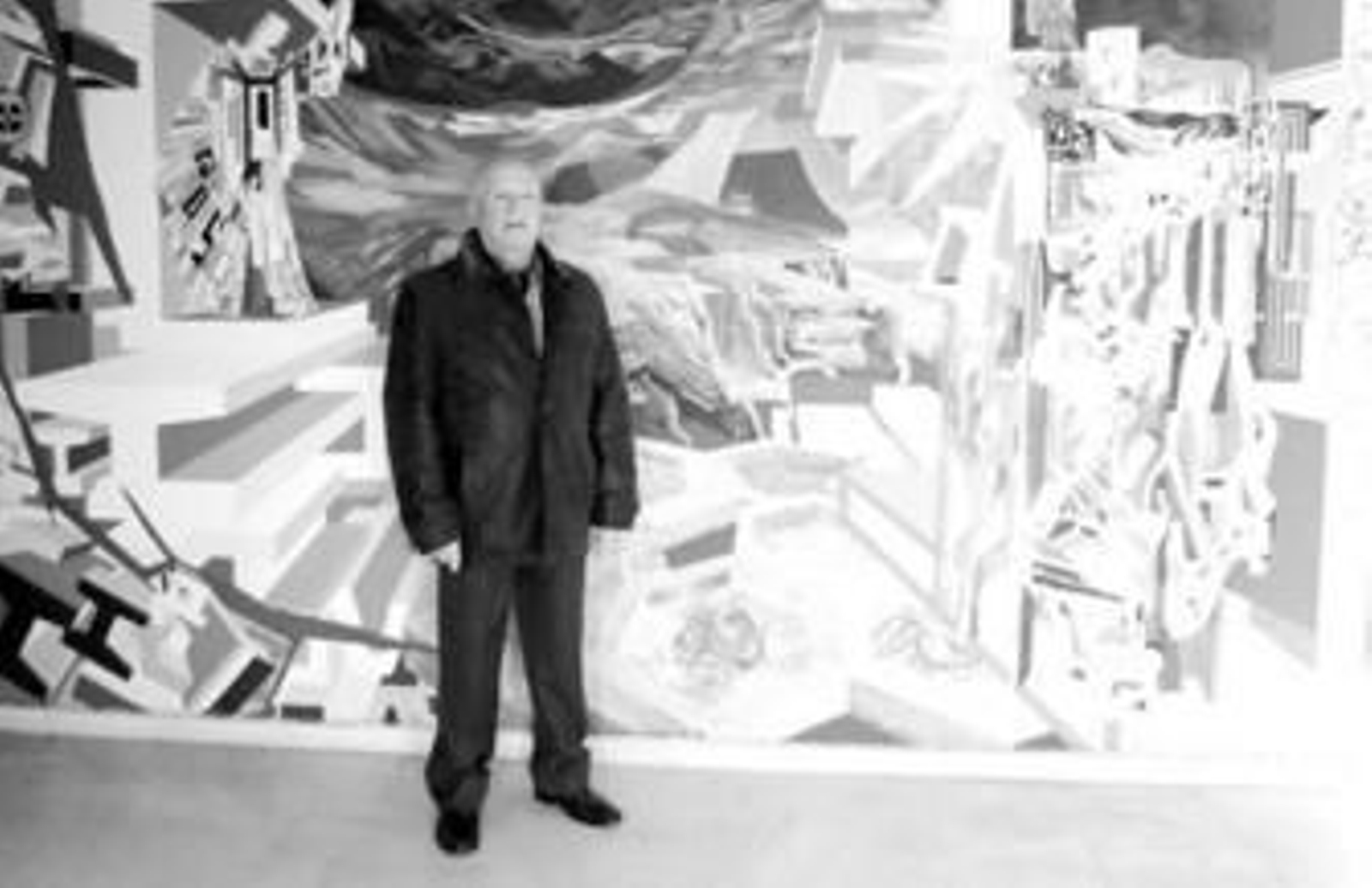 Ramiro Sanz, ayer junto a uno de los murales que tiene en su estudio de la playa, donde alberga toda la obra realizada en muchos años.