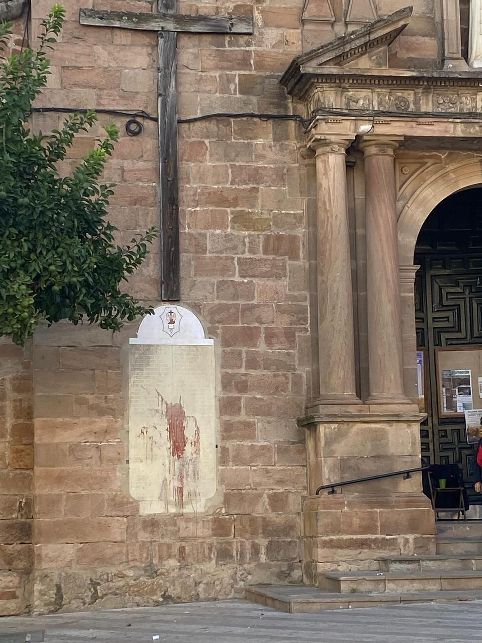 Estado actual de la fachada de la iglesia de San Francisco de Linares.
