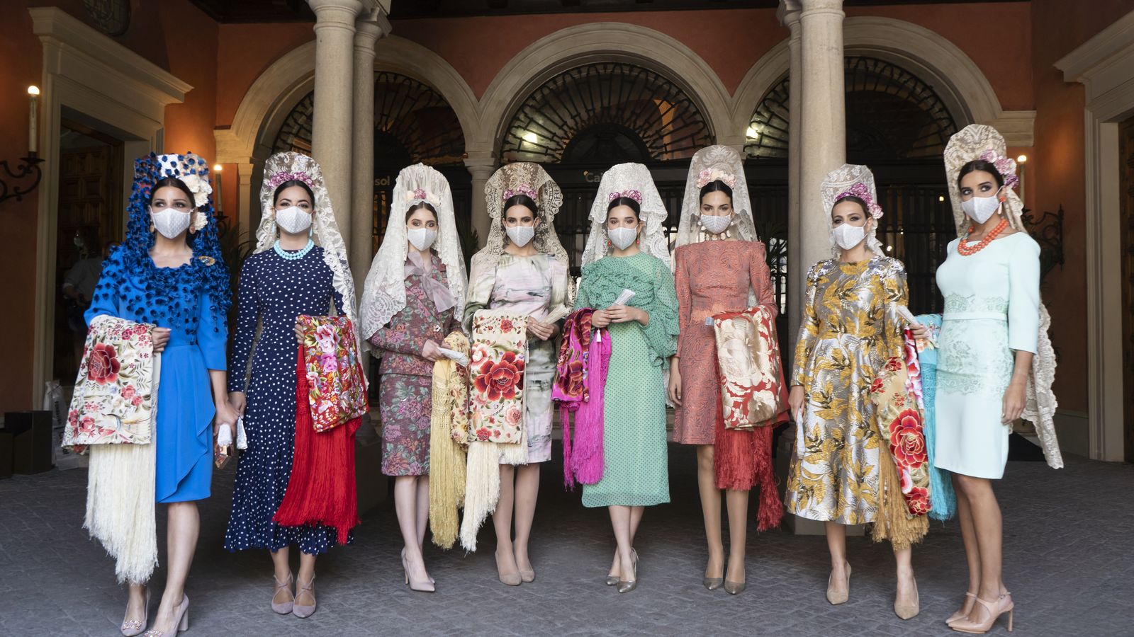 Las 'influencers' Claudia Alfaro, Margarita de Guzmán, Araceli Vera y Macarena Silva junto a modelos de la agencia Doble Erre vestidas de mantilla.