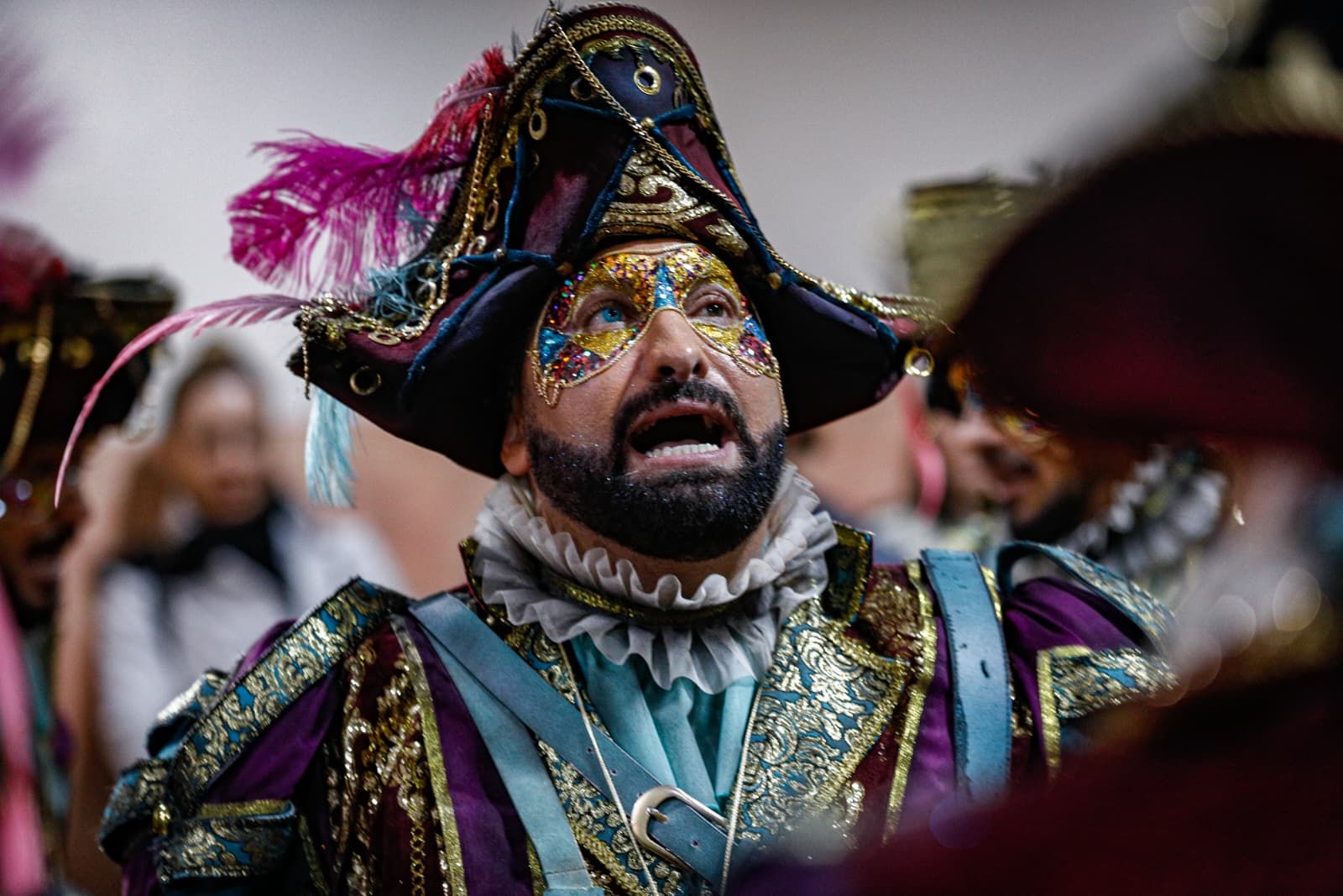 Jona calentando voces en los camerinos