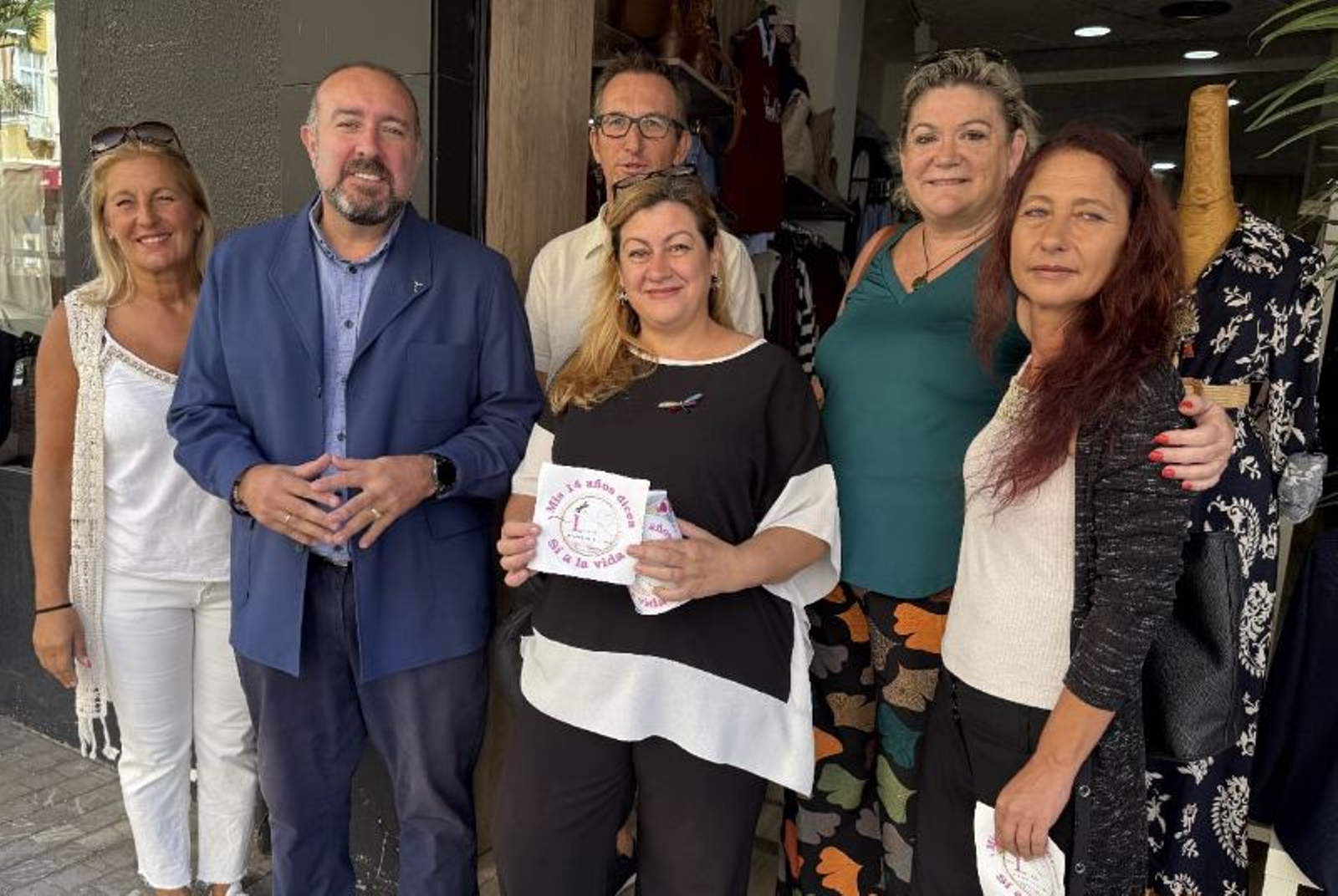 Familiares, representantes vecinales y comerciantes en una imagen de la campaña