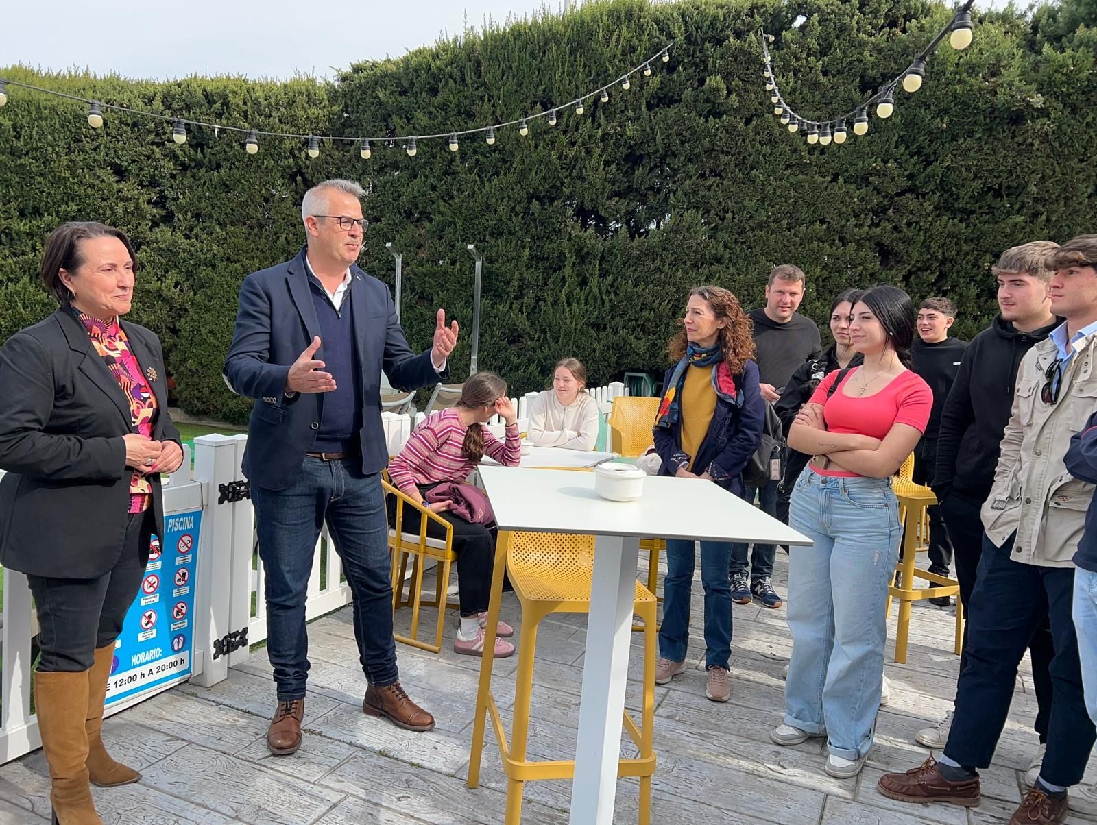 Alumnos y alumnas de 4º de ESO del IES Padre Luis Coloma, durante la visita al Hotel Ibis con el gerente del establecimiento y la delegada Nela García.