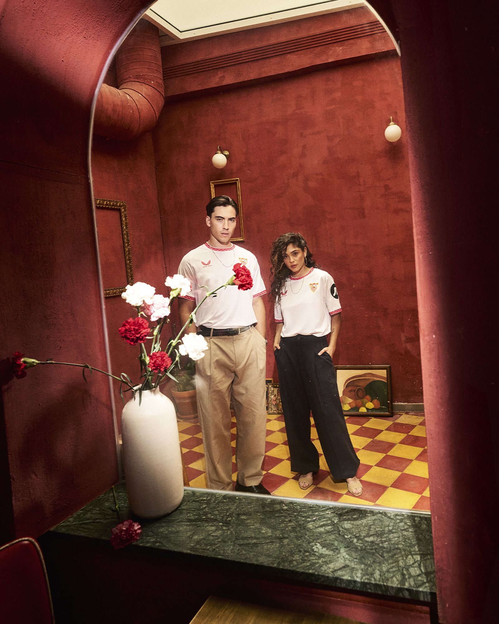 Modelos con la camiseta blanca.