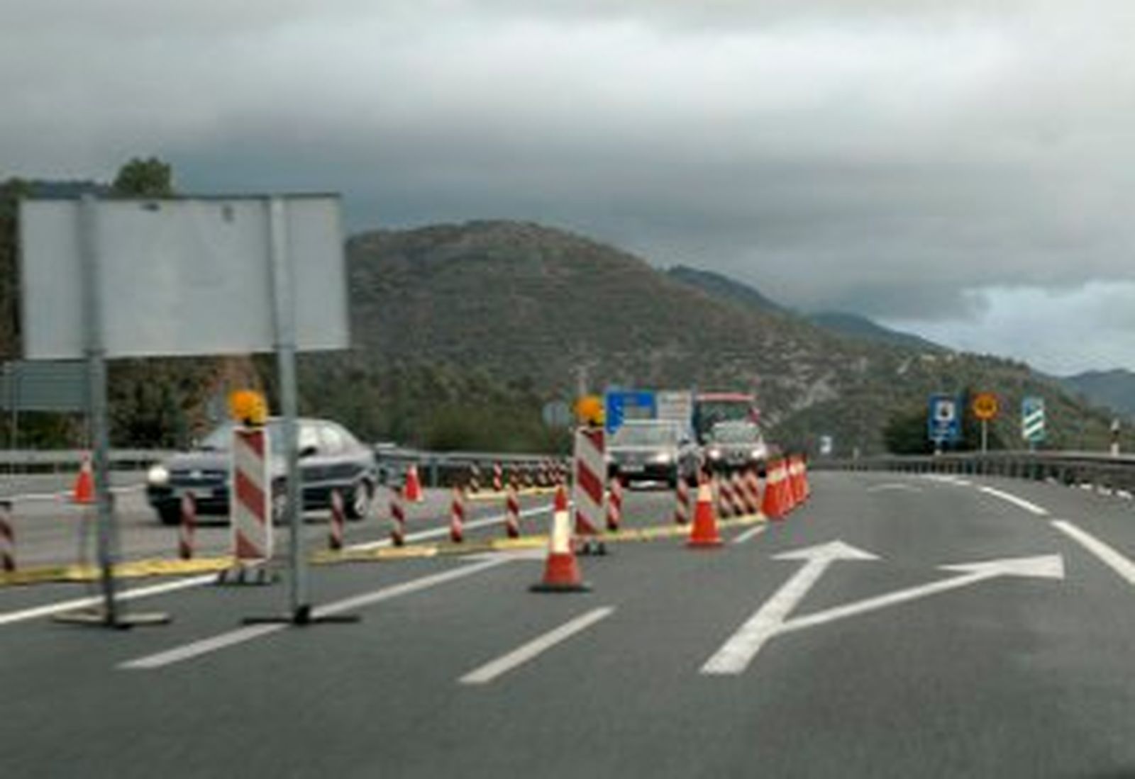 El temporal de lluvia y nieve obliga a cortar ocho carreteras de la provincia
