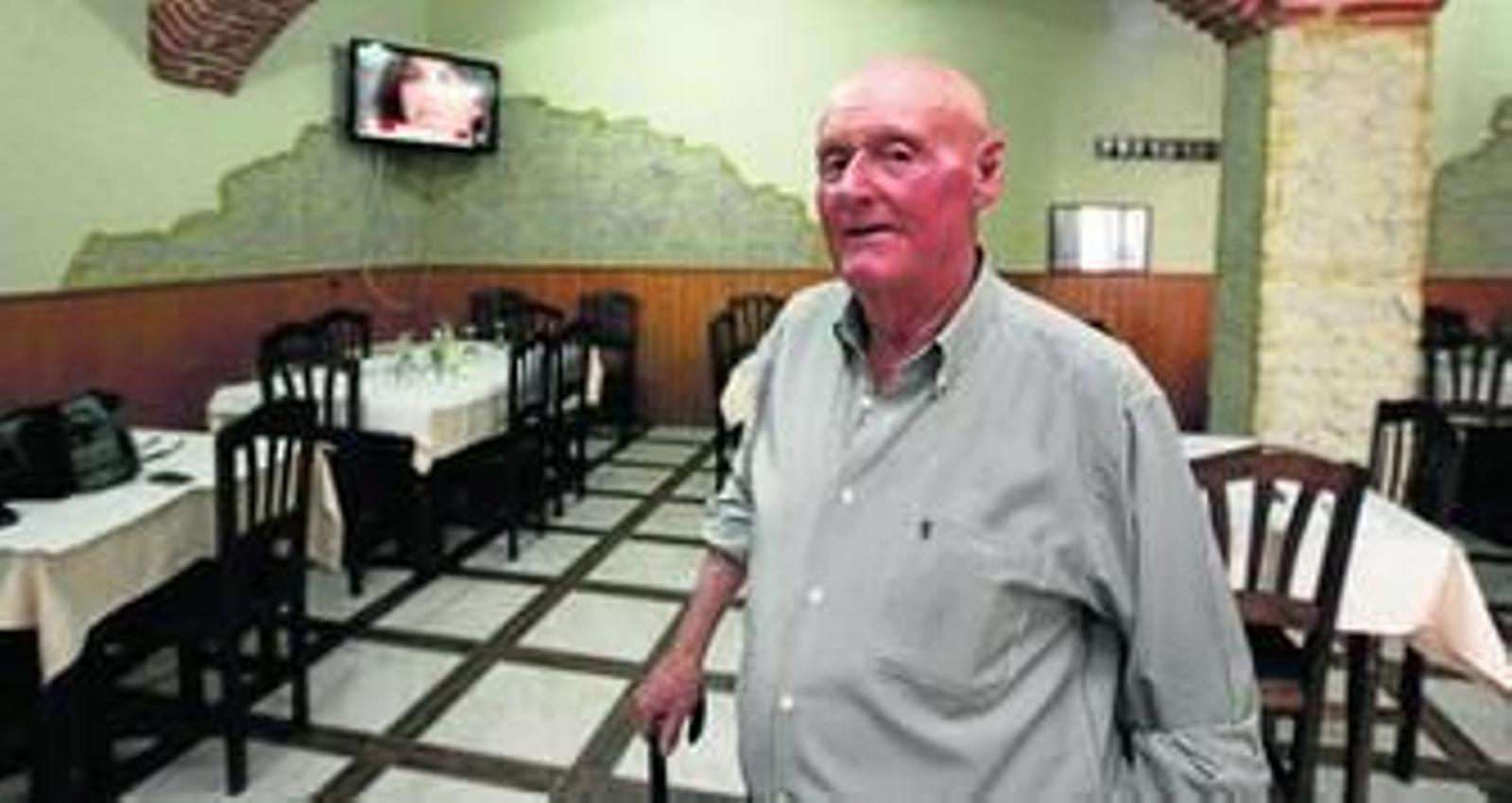 El octogenario Antonio Tristán siempre camina acompañado de su inseparable cayado.