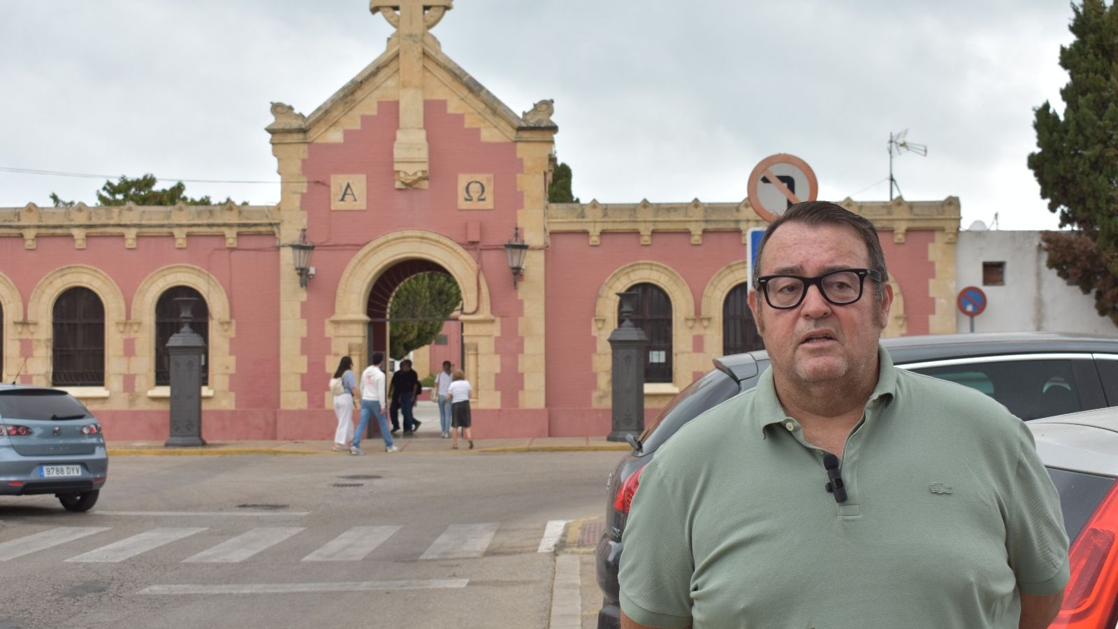 El concejal de AxSí, Lolo  Picardo, junto al cementerio municipal.