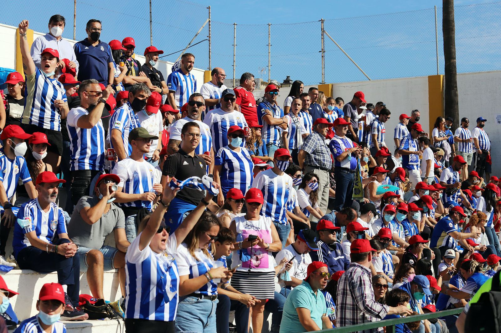 Imágenes de la afición más fiel del Recre en su visita al campo del Antoniano