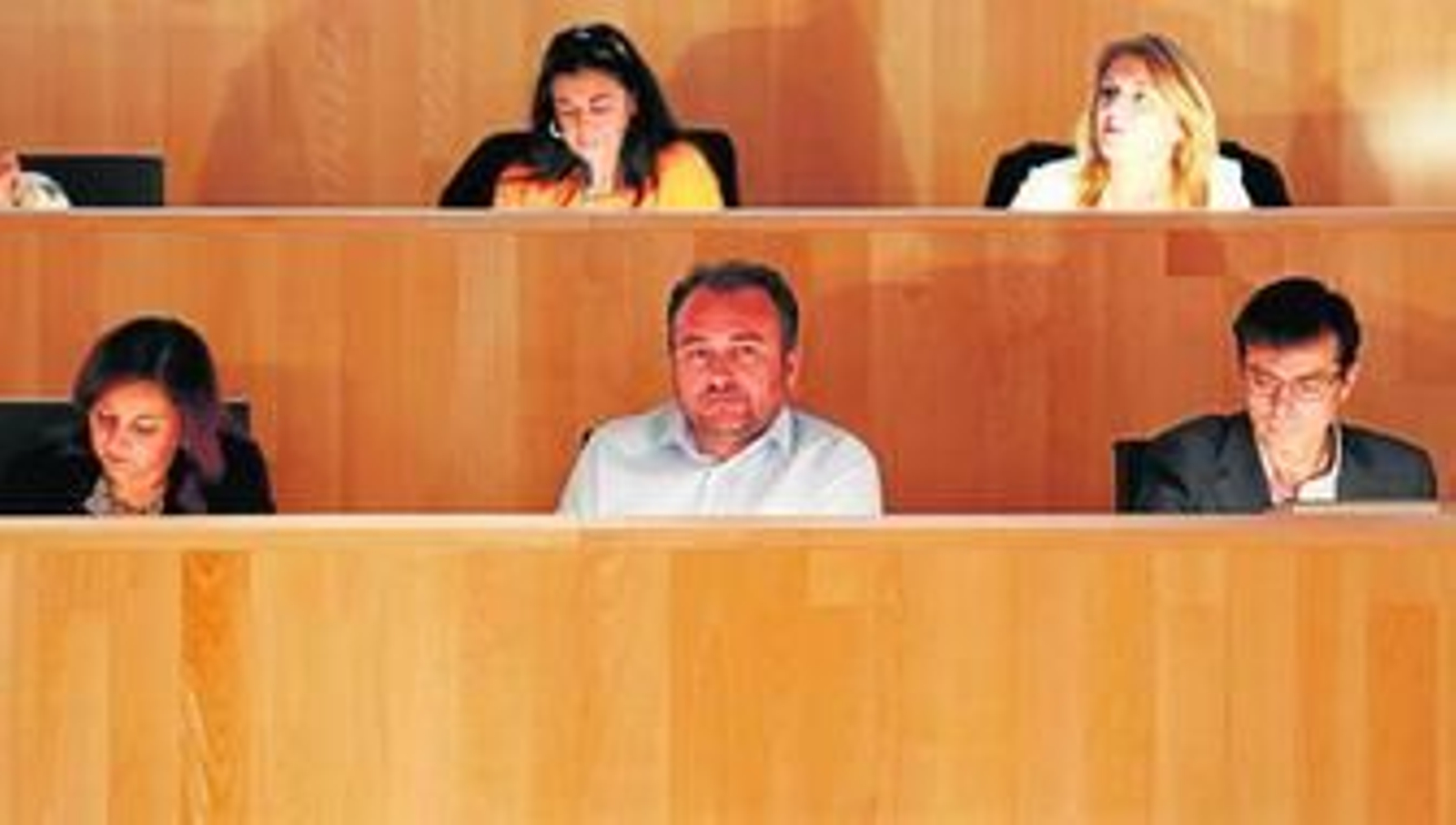 Luis Guerrero, en el centro de la imagen, durante un pleno de la Diputación Provincial de Málaga.