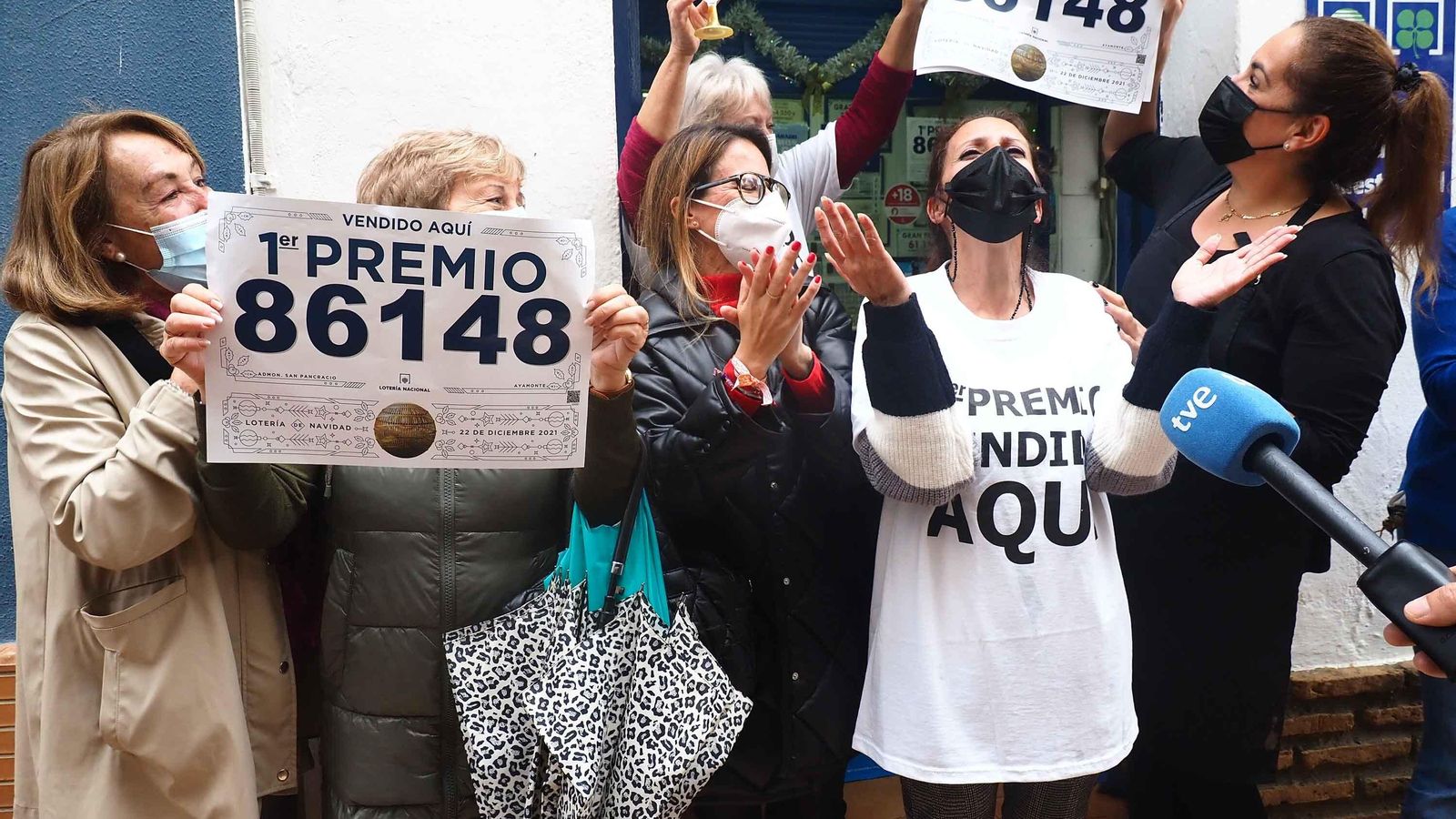 La alcaldesa de Ayamonte, Natalia Santos (en el centro) se sumó a la celebración