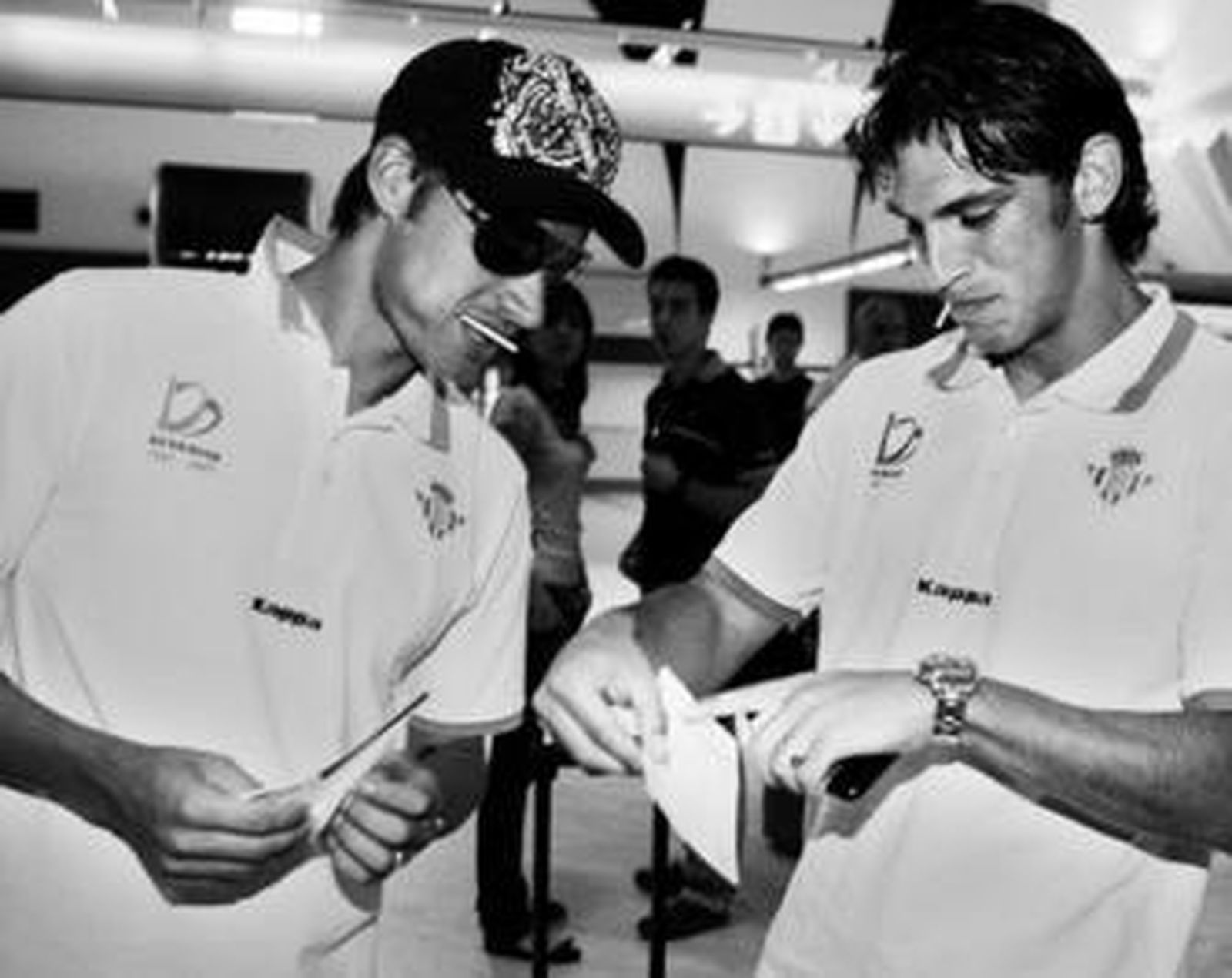 Sobis bromea con Mark González durante un viaje del Betis.