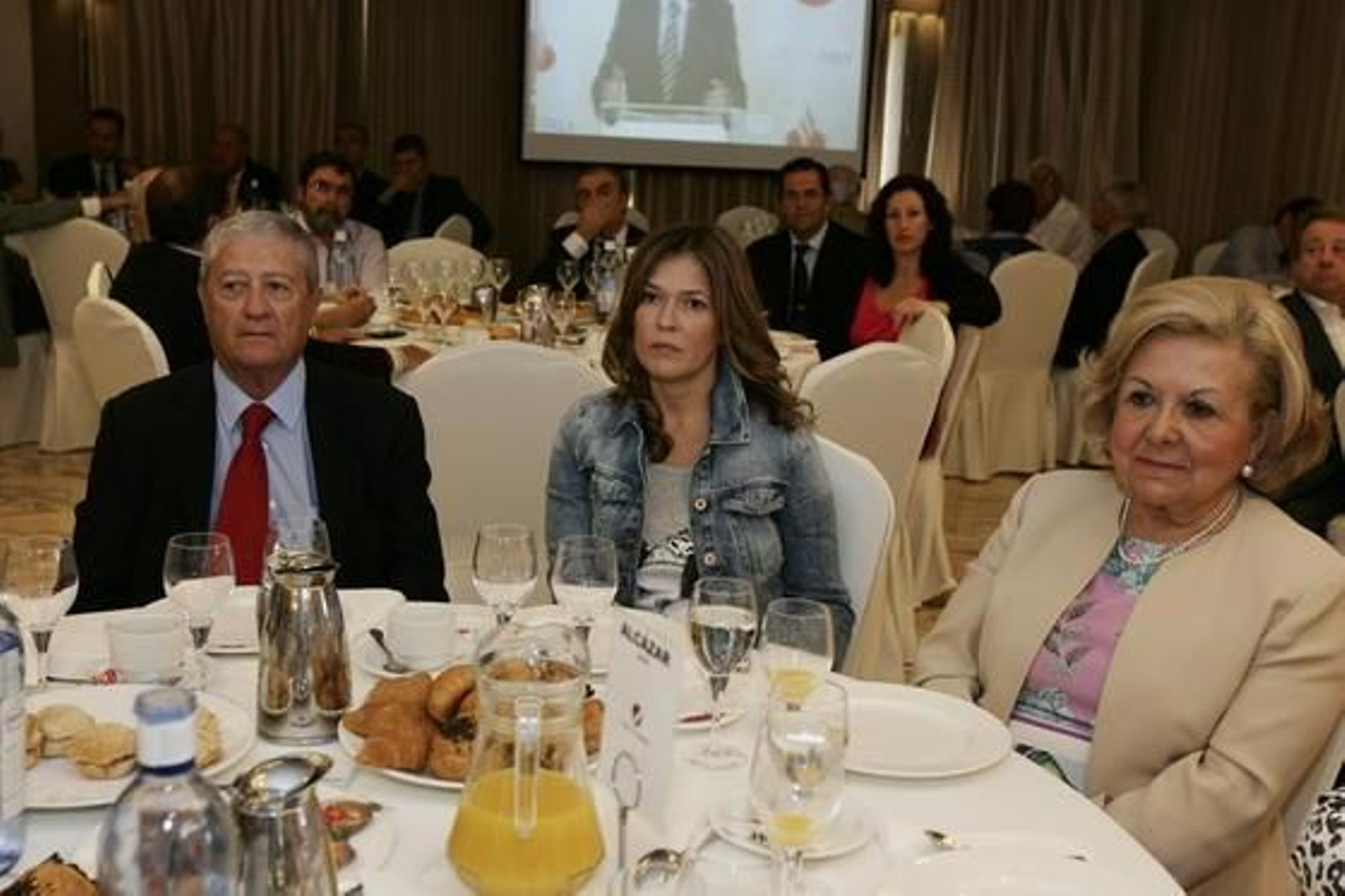 Joaquín Salvador Padillo, consejero delegado de Jarquil, Ana Martínez Labella, concejala de Desarrollo Económico del Ayuntamiento del Almería, junto a María del Mar

Foto: Rafael G. / Javier Alonso