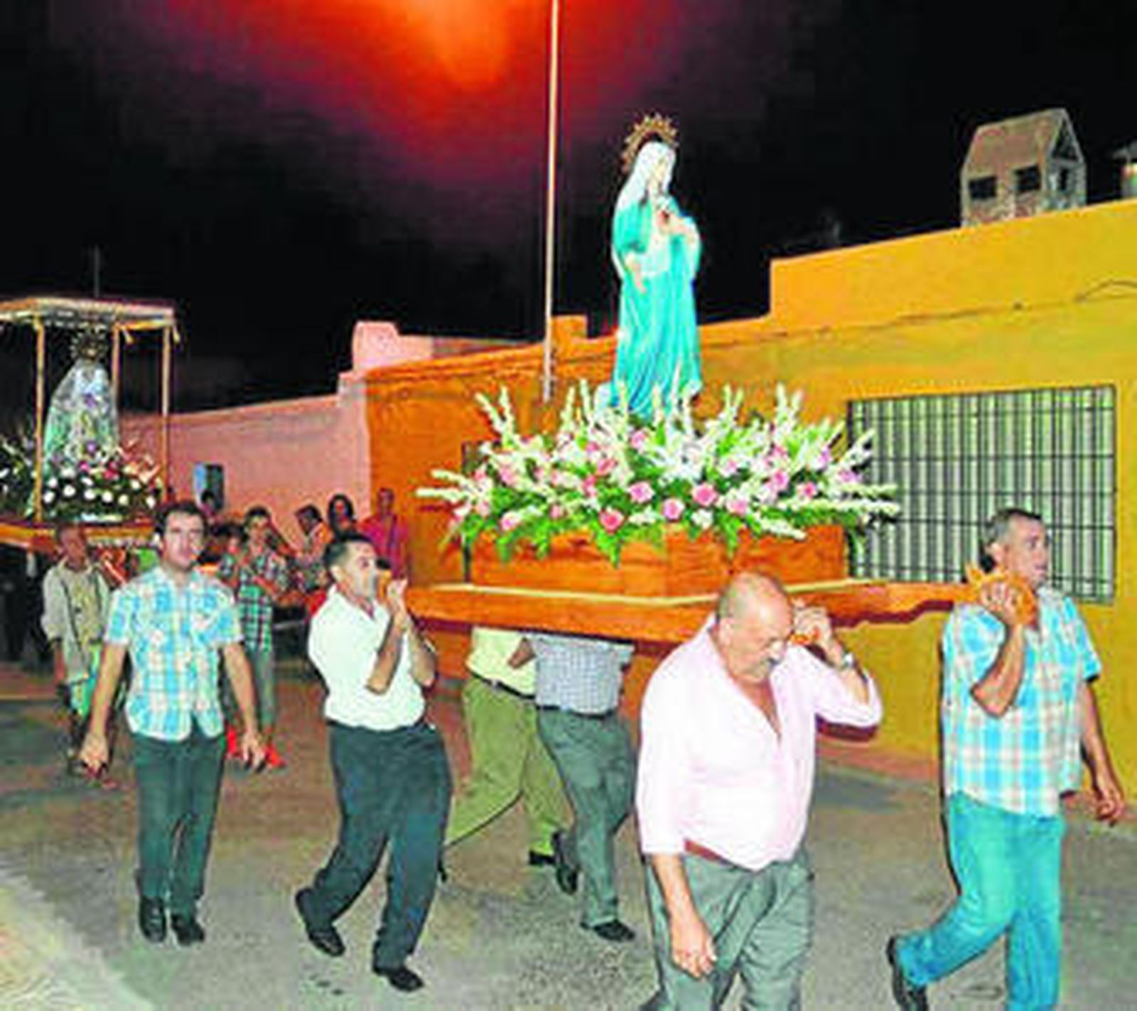 Un momento de la procesión en Las Losas.
