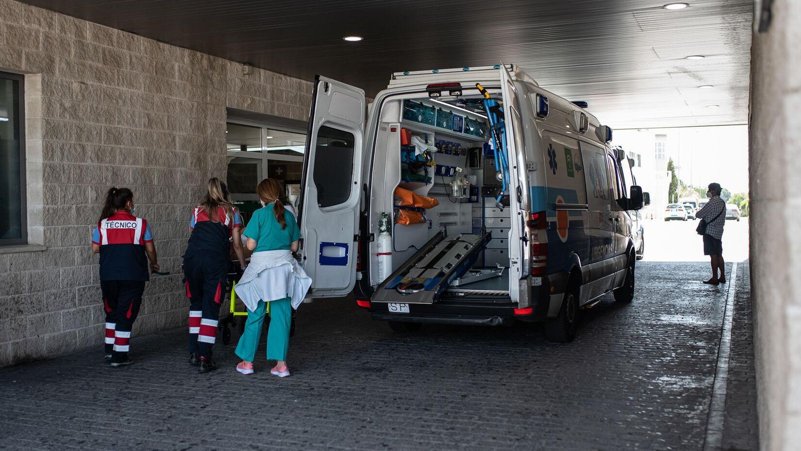 Varias sanitarias junto a una ambulancia aparcada en las inmediaciones del hospital Juan Ramón Jiménez. Varias sanitarias junto a una ambulancia aparcada en las inmediaciones del hospital Juan Ramón Jiménez.
