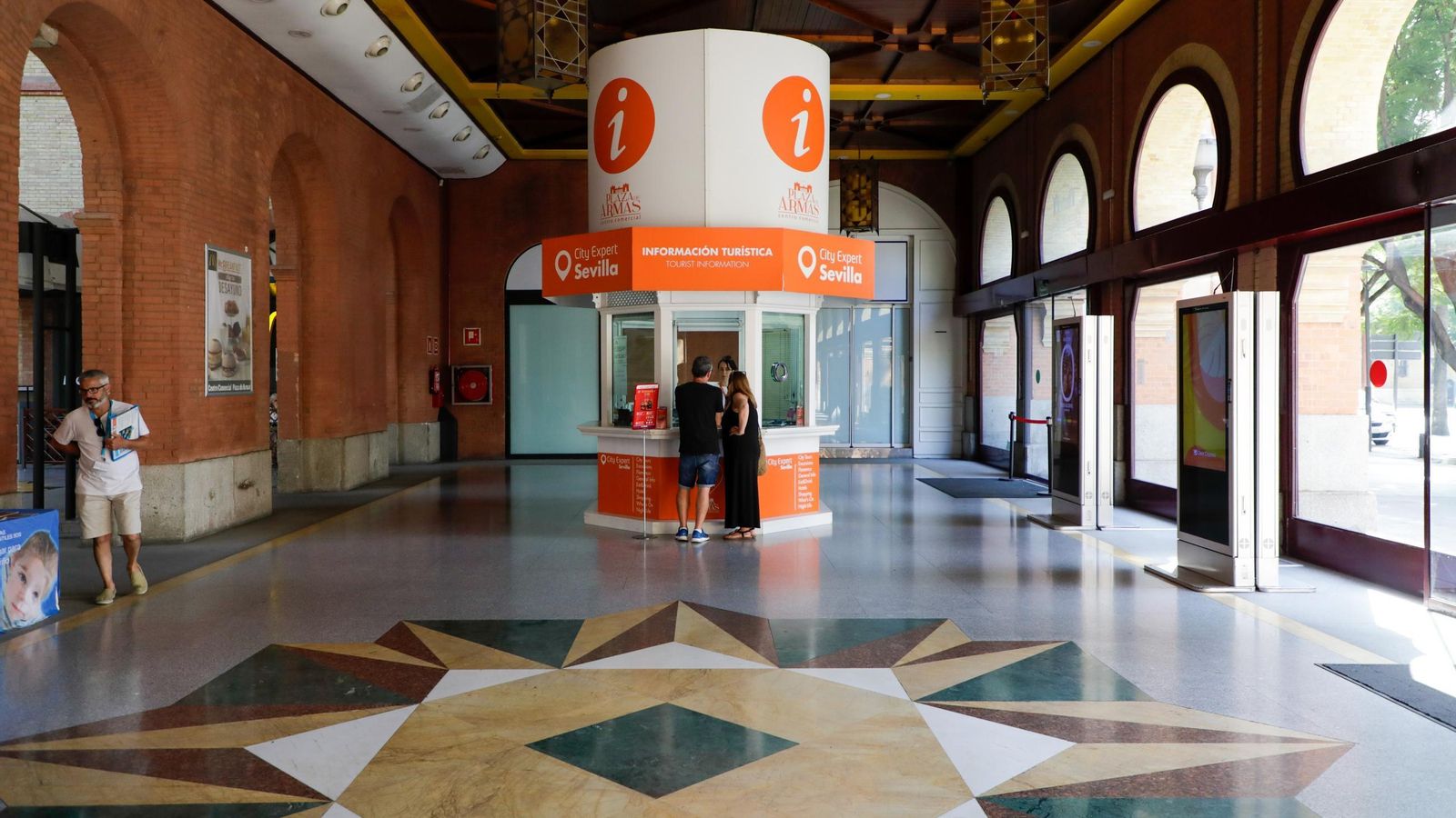 El punto de información turística en el vestíbulo de entrada.