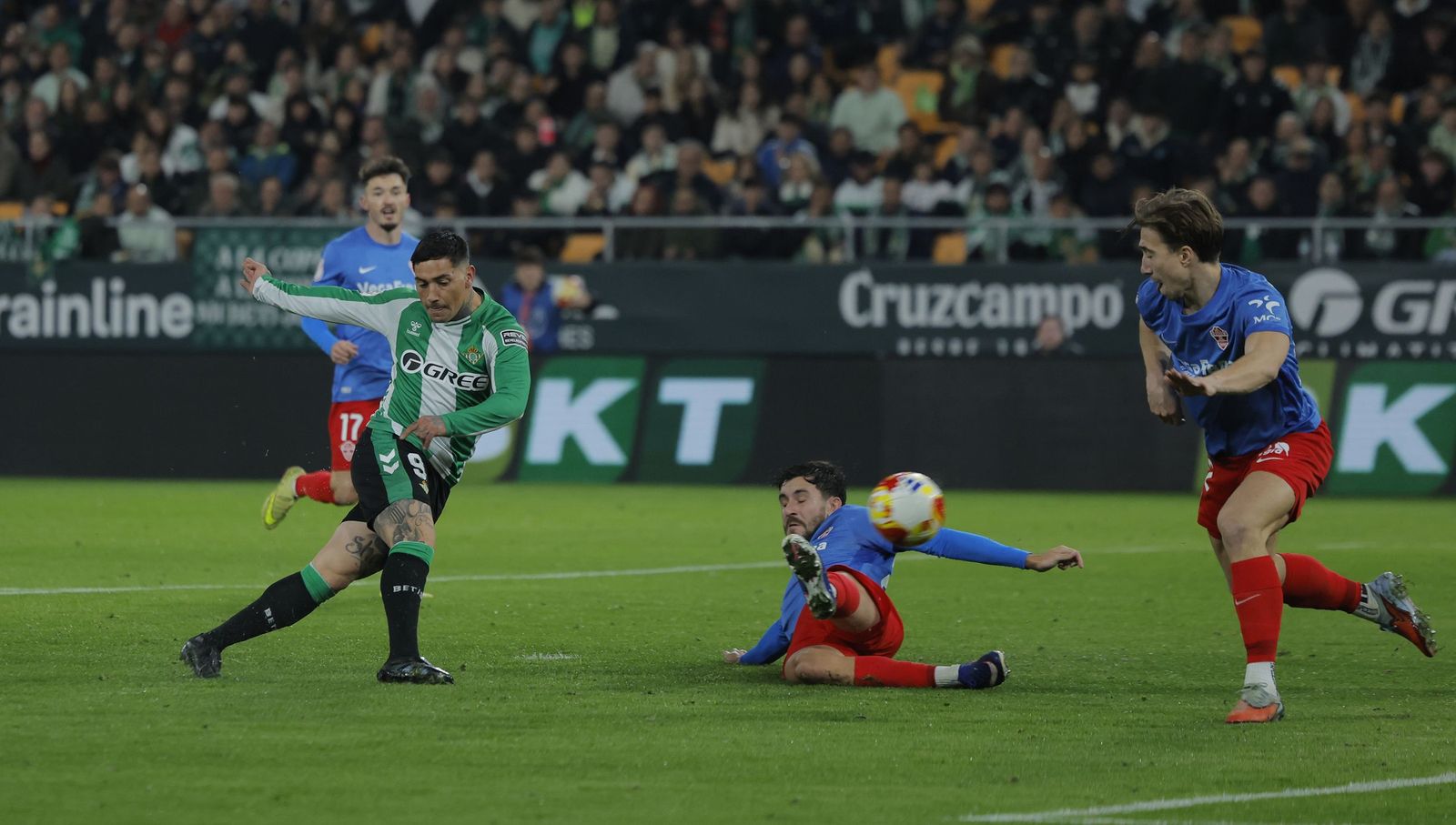 Chimy remata para hacer uno de sus dos goles al Elche.