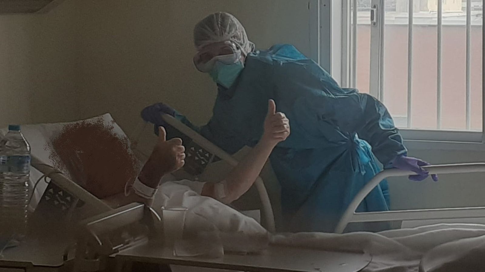 Un paciente de coronavirus realiza un gesto esperanzador.