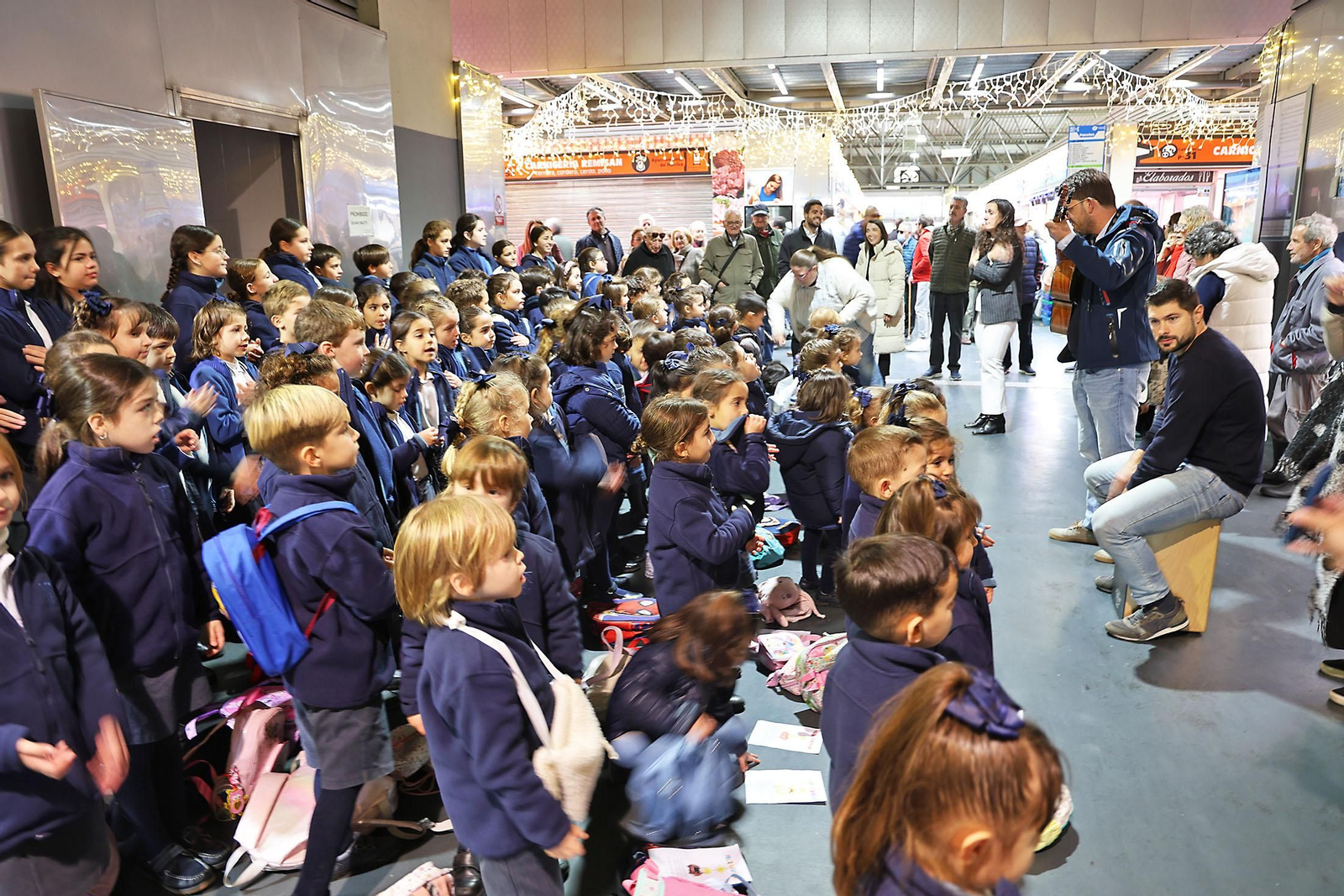 Ambientazo en el Mercado del Carmen para ultimar compras de Navidad