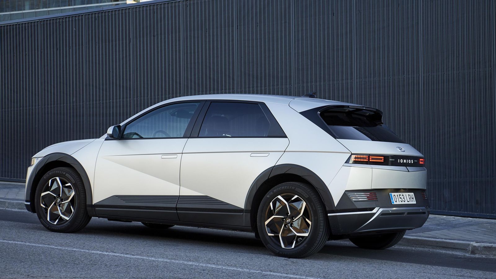 Es un SUV y, además, grande; pero sus proporciones son de compacto de cinco puertas por el tamaño de los voladizos. La distancia entre ejes, enorme: 3 metros.