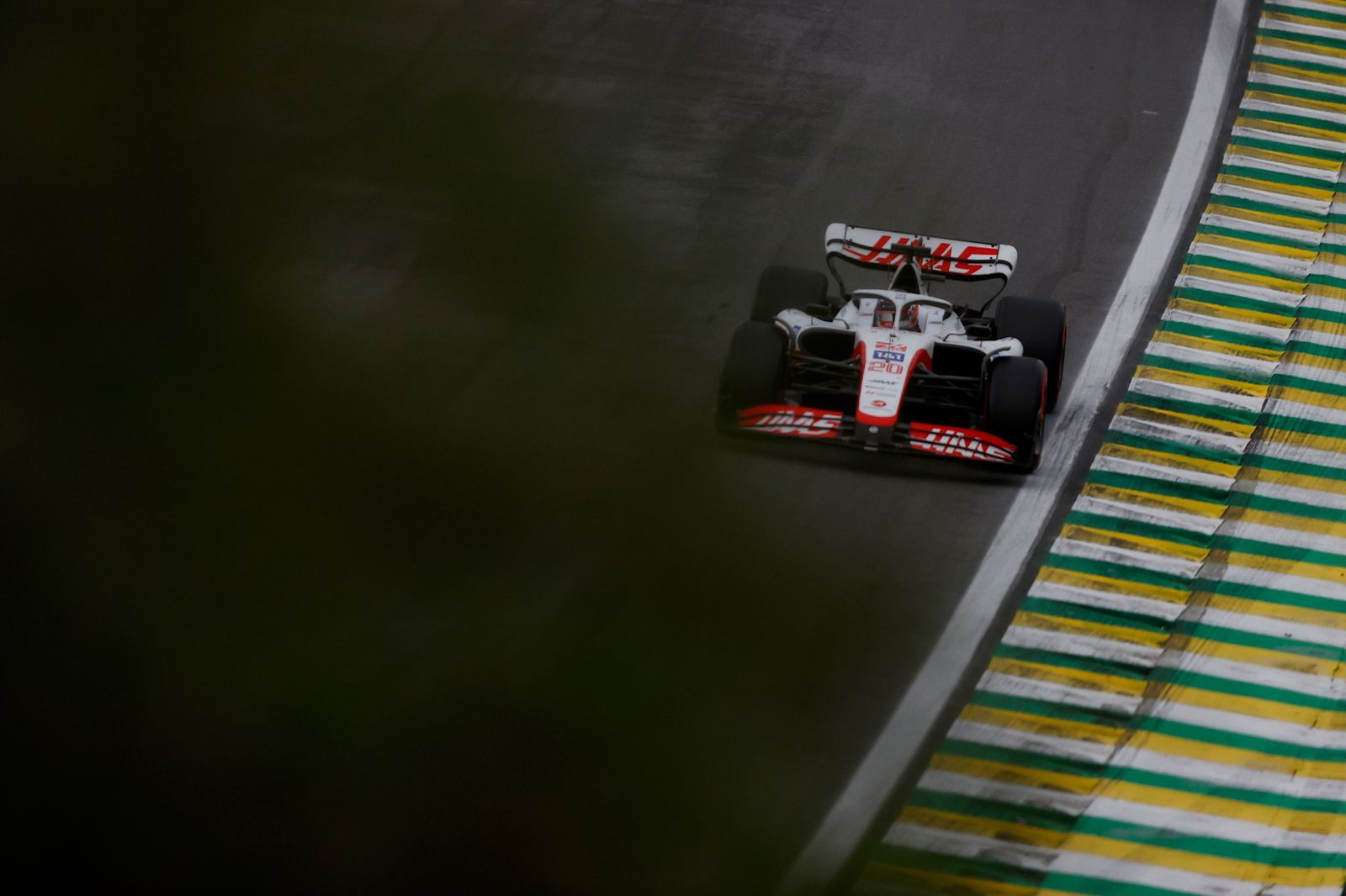 Hass Kevin Magnussen sale primero en el sprint de este sábado en Interlagos.