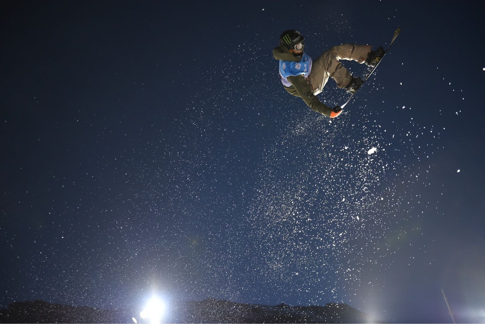 1. Los espectaculares vuelos de los 'riders' de la final de 'big air' encarnados en el campeón Staale Sandbech, de Noruega. 2. Anna Gasser hace fácil lo difícil a muchos metros de altura sobre la nieve.  3. Enni Rukajarvi (plata), Anna Gasser (oro) y Silje Norendal (bronce).