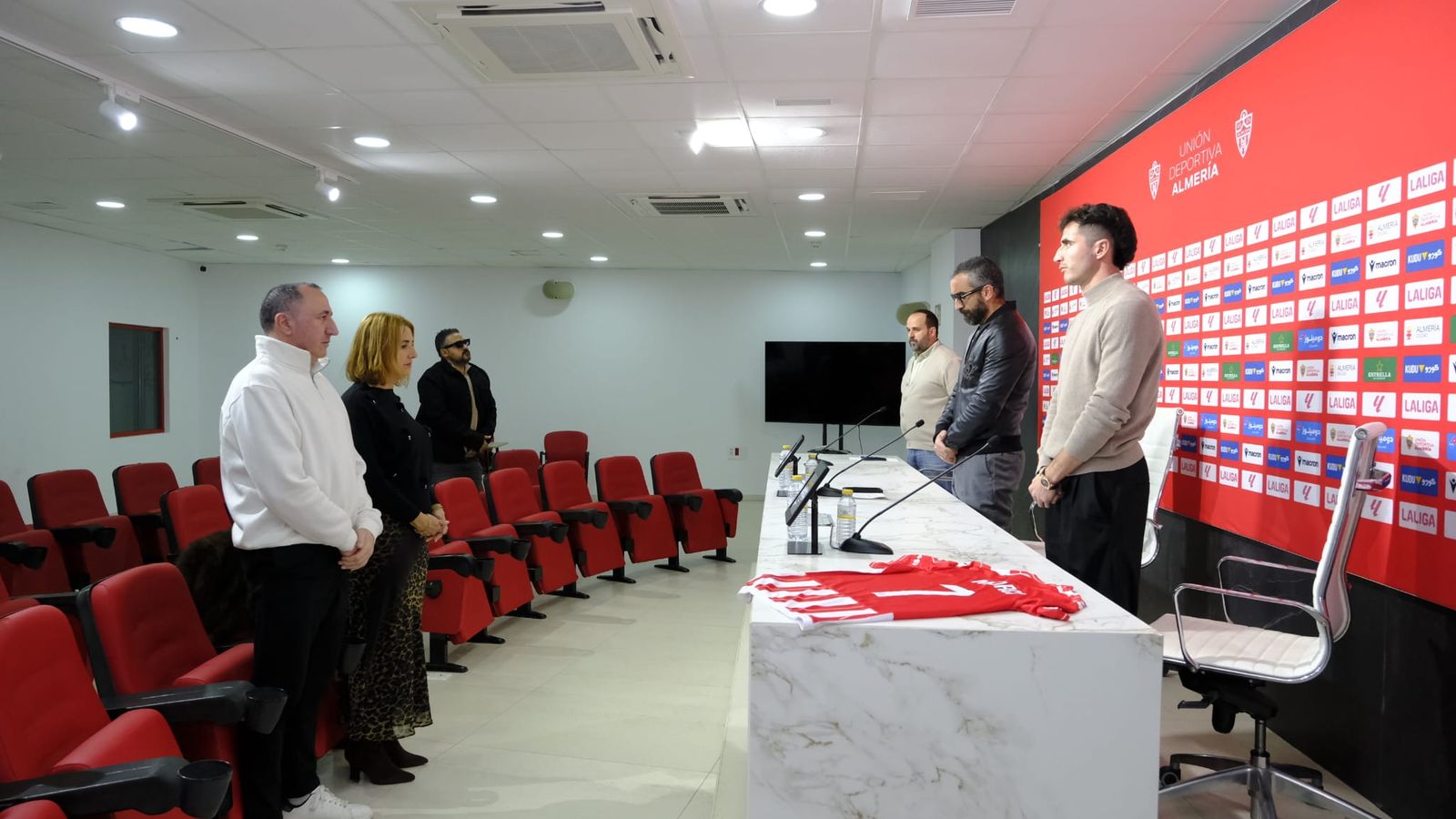 El club quiso guardar un minuto de silencio en memoria de las víctimas del accidente en Adamuz