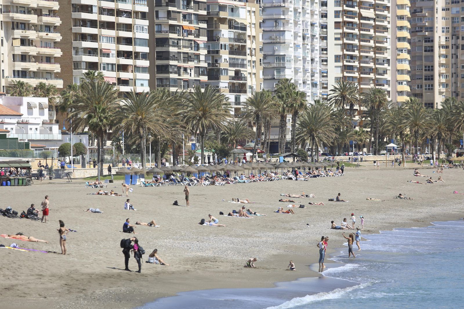 Fotos de los arreglos en las playas de Málaga, que no impiden a los malagueños disfrutar del buen tiempo