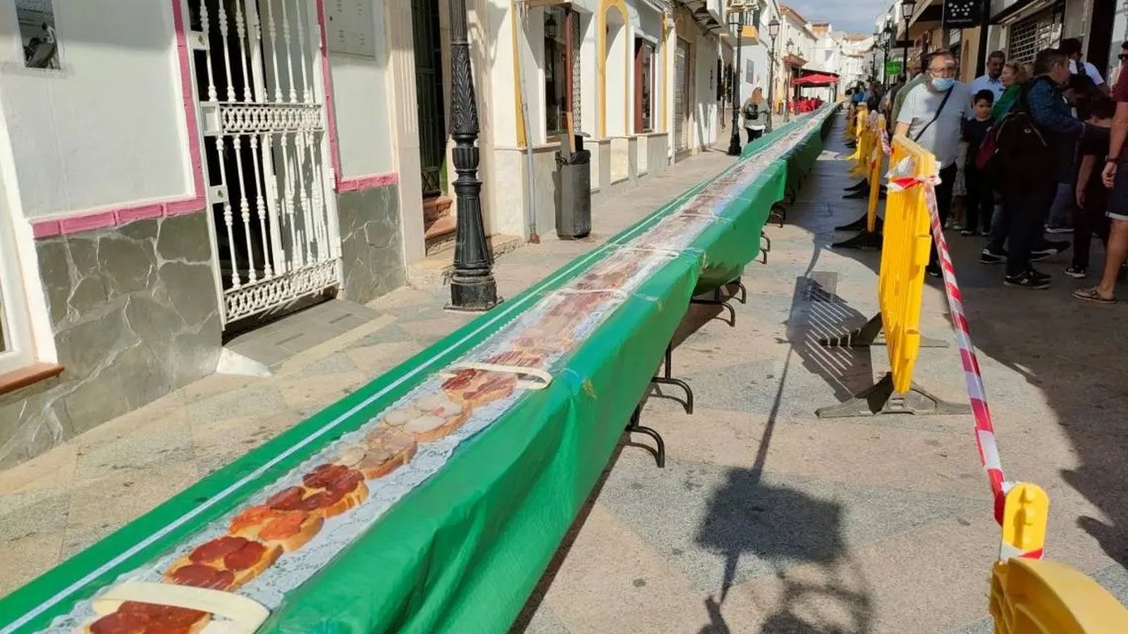 Los Barrios logra elaborar la tosta ibérica más grande del mundo