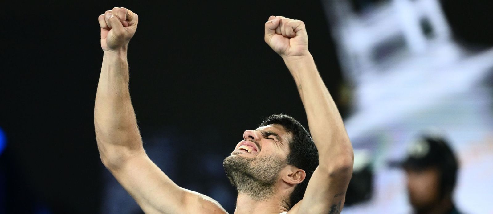 Alcaraz celebra su triunfo contra De Miñaur y su pase a las semifinales en Australia.