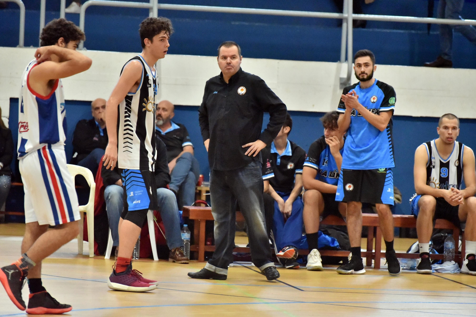 Álex García camina junto al banquillo, con el técnico Vicente González al fondo