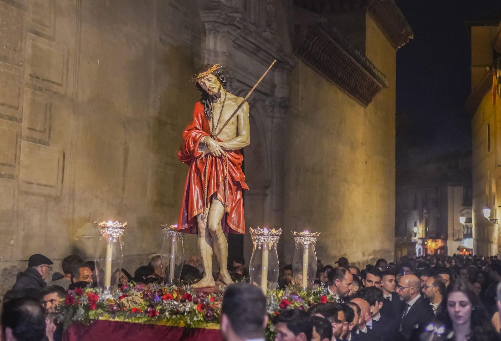 El Señor de la Sentencia, en vía crucis, a los pies de la Alhambra