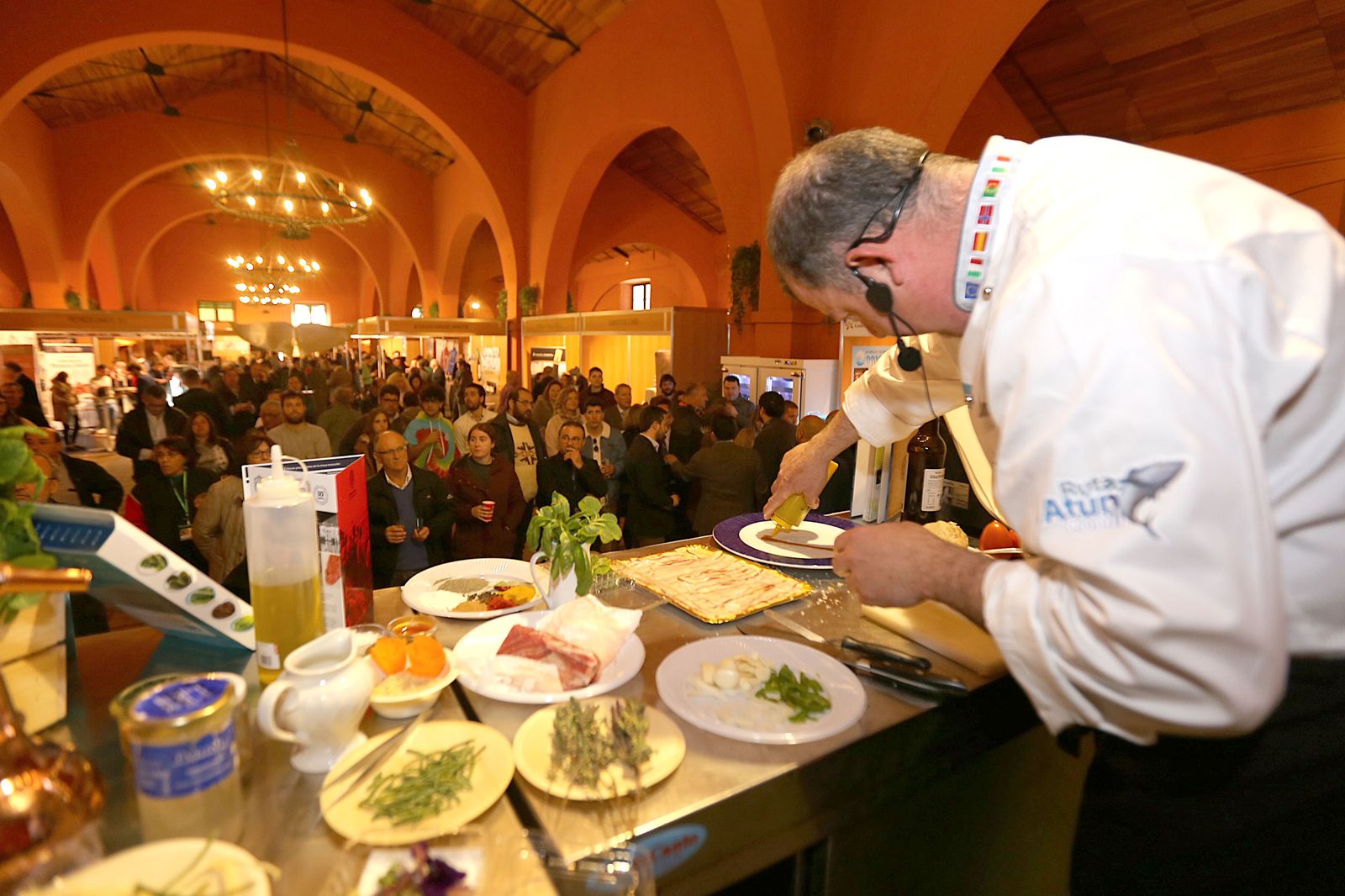 Uno de los cocineros duante la elaboración de un plato ante la presencia de asistentes a la cita.