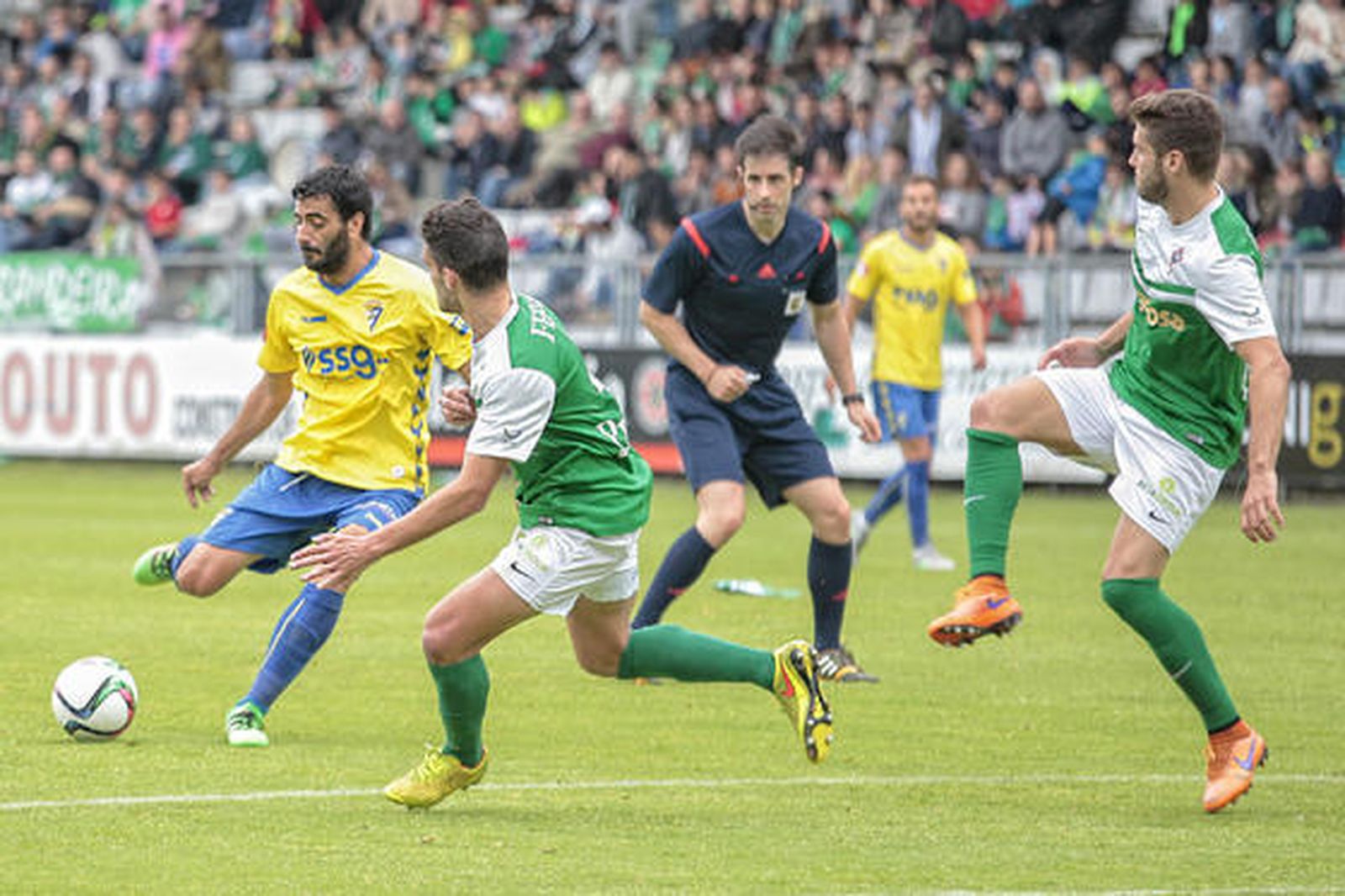 Güiza busca el pase entre dos rivales.  Foto: LOF