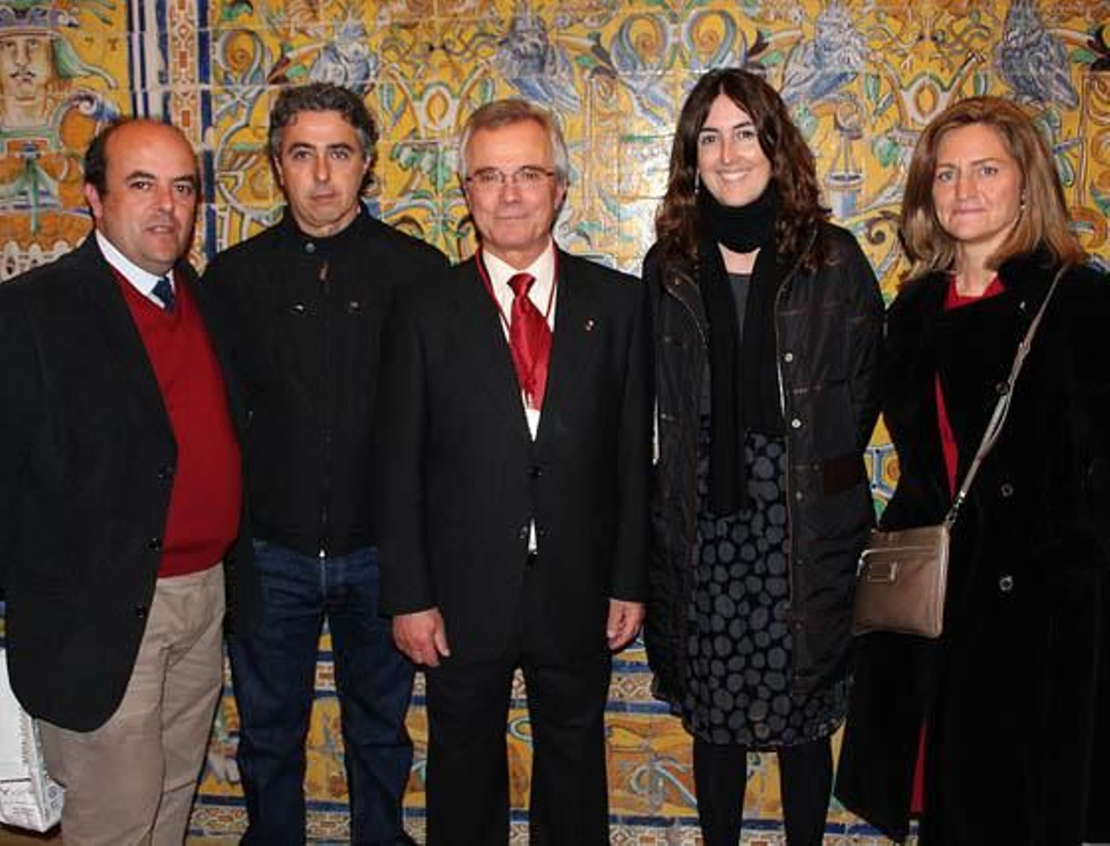 José María Cabeza, en el centro, con Rafael Serrano Sierra (tesorero), Nicolás Pérez, Almudena Laboisse (secretaria
general) y Blanca Torres-Ternero (Comunicación), del Colegio Oficial de Aparejadores y Arquitectos Técnicos de Sevilla.

Foto: Victoria Ramírez