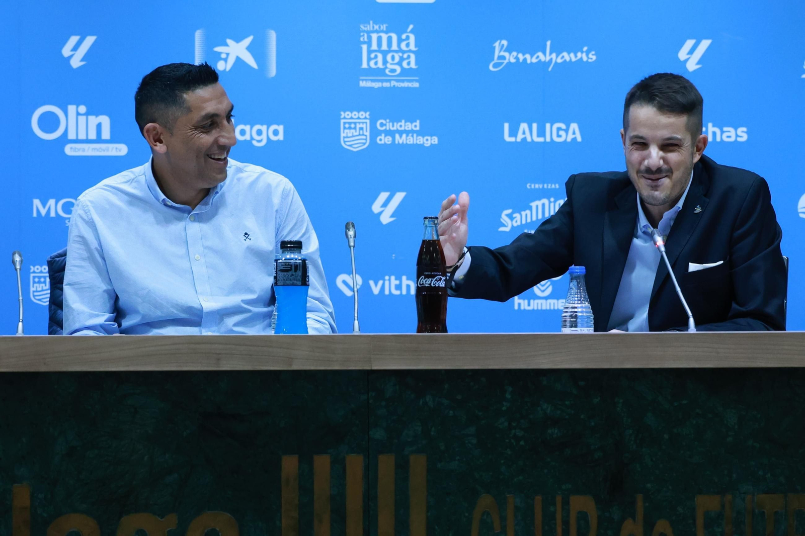 Basti: La presentación de su libro en La Rosaleda, en fotos