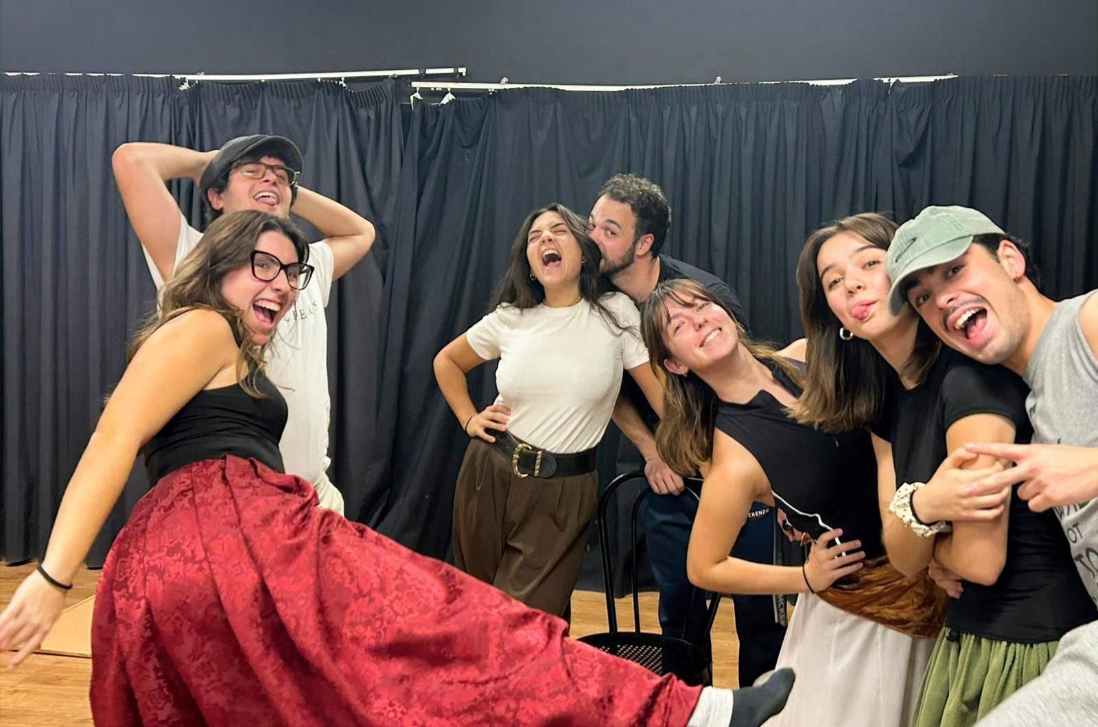 El elenco de 'Entre Candela y Compás', en uno de los ensayos. El elenco de 'Entre Candela y Compás', en uno de los ensayos.