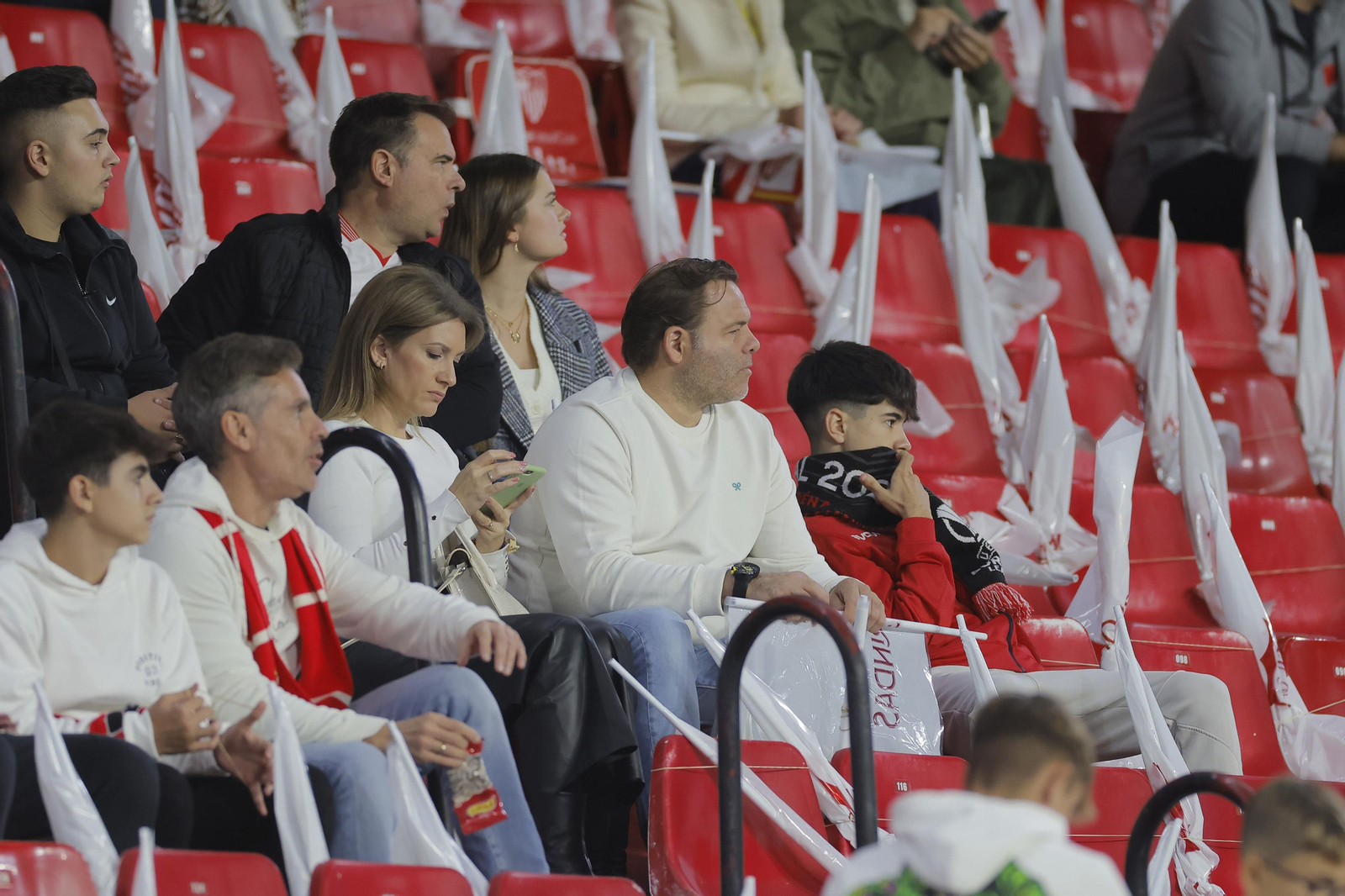 Búscate en las fotos del Sevilla-Arsenal