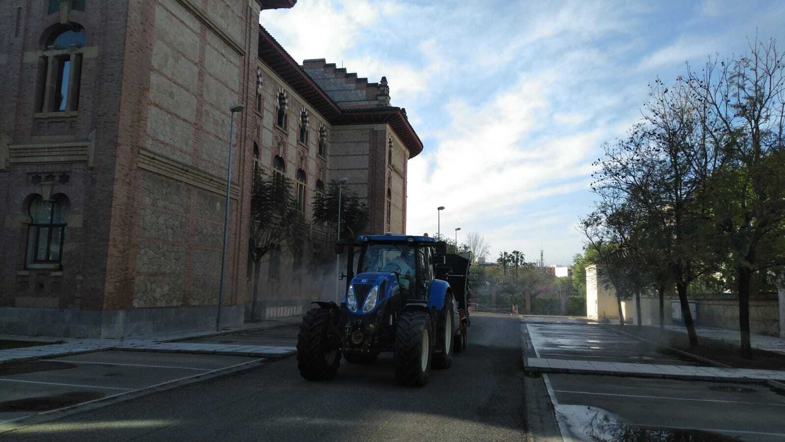 Tractor en el Rectorado de la UCO, para las labores de desinfección.