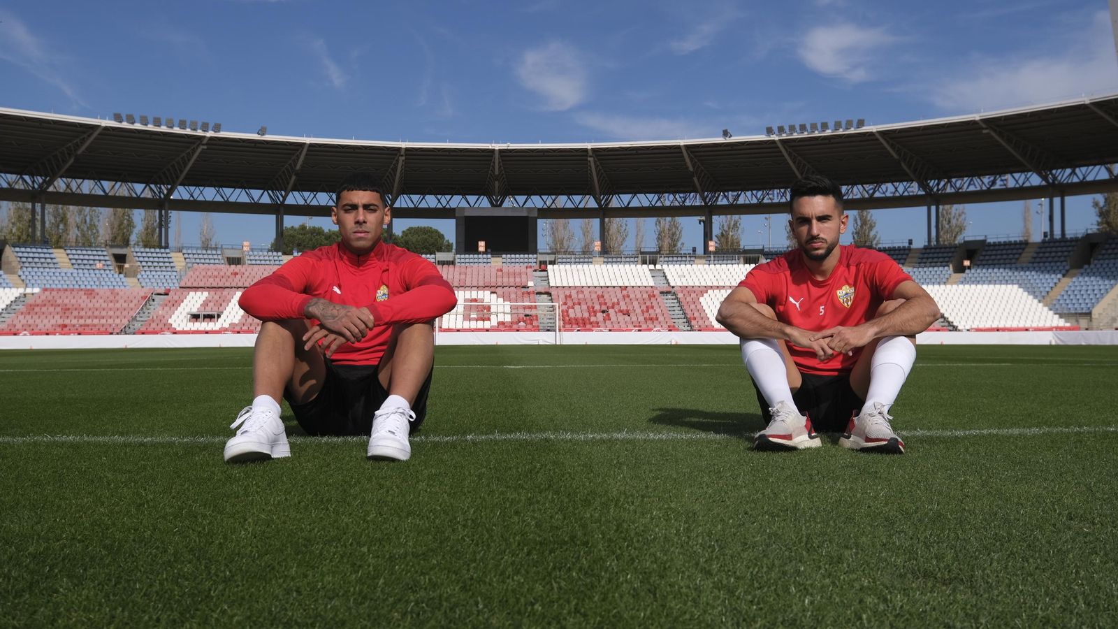 Samú y Manu sobre el césped del Mediterráneo