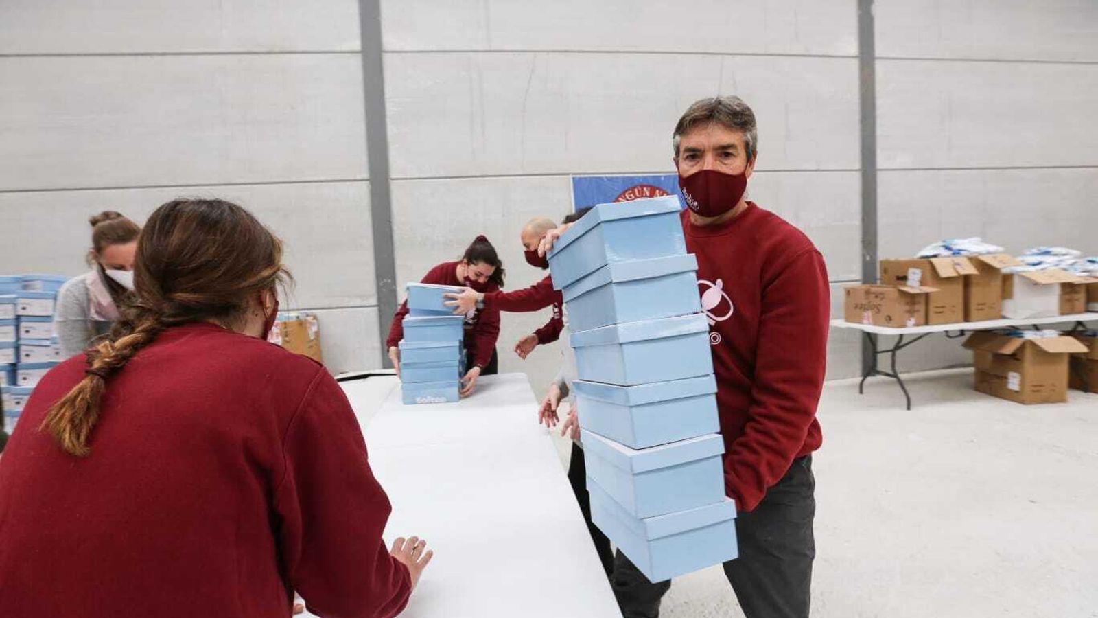 Voluntarios de la asociación Cincodeluno trabajan en la preparación de los lotes.