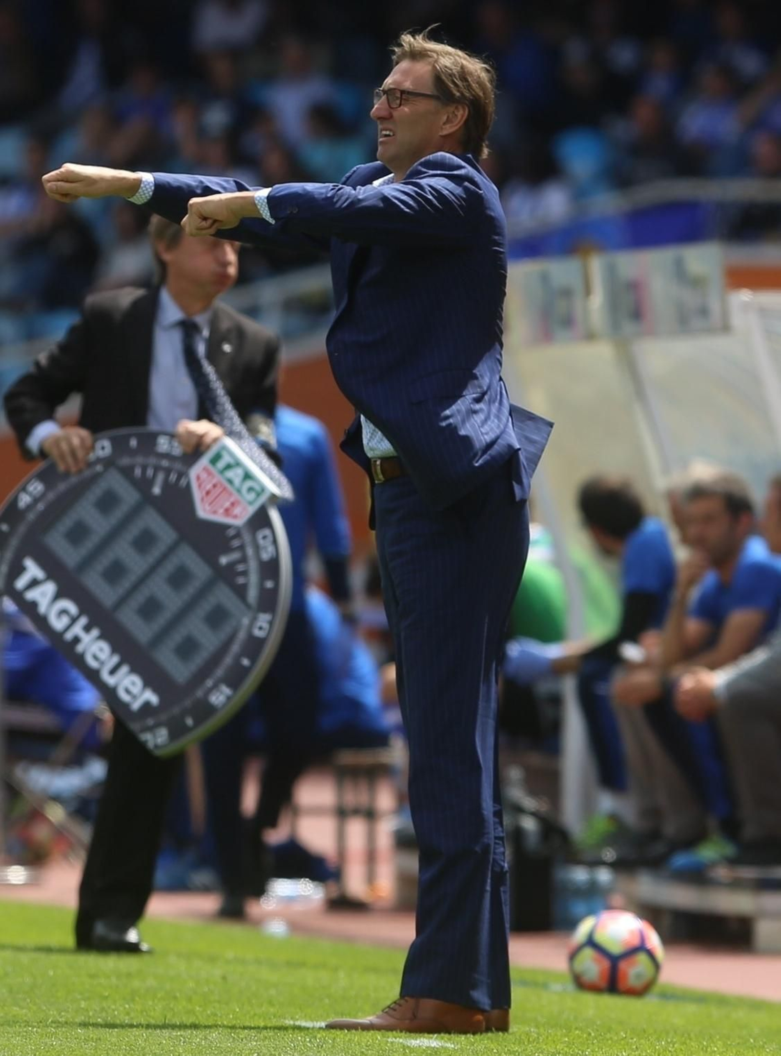 Tony Adams se dirige a sus jugadores en Anoeta.